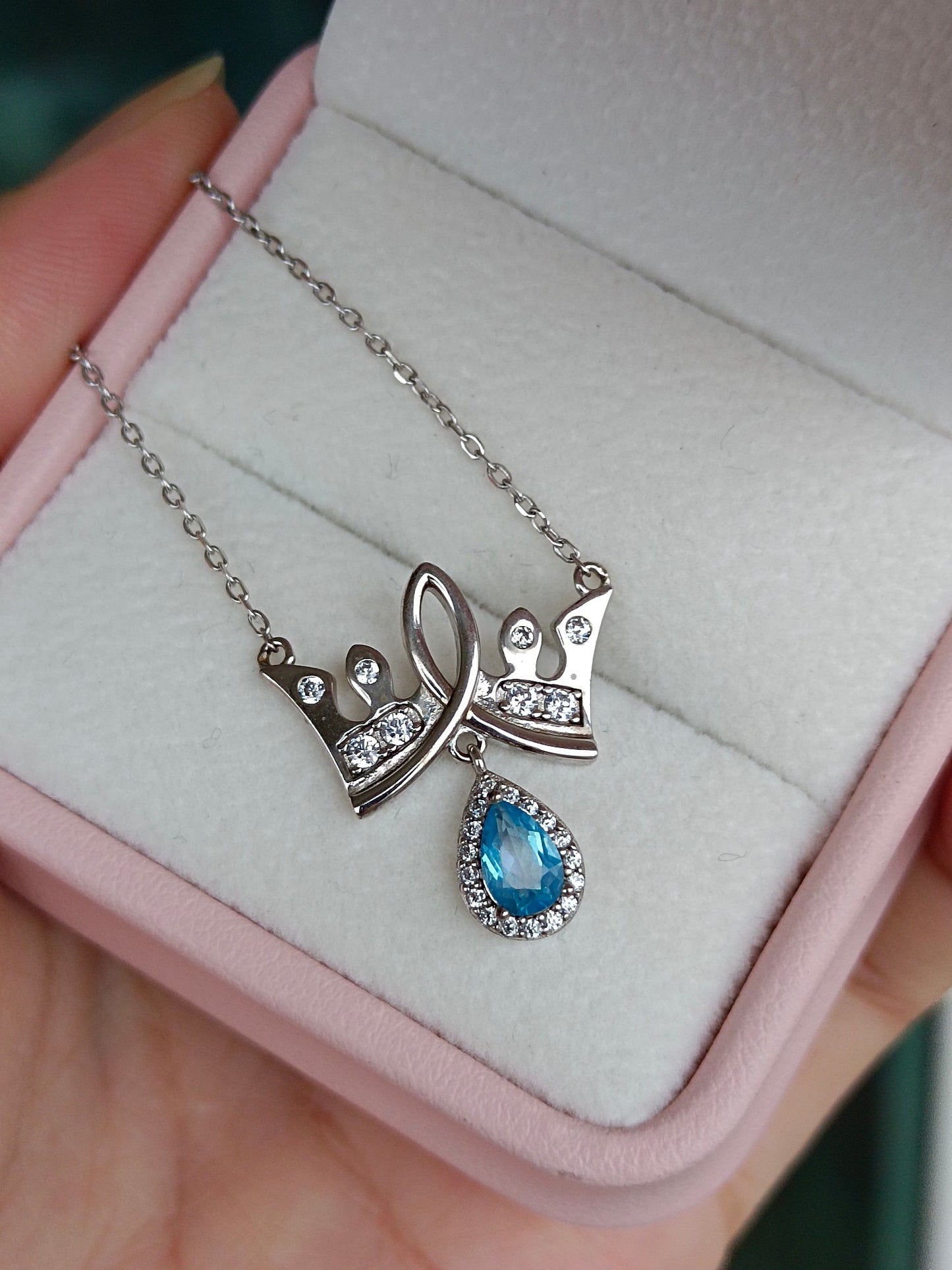 Collana con corona di topazio naturale: un simbolo di felicità in gioielleria