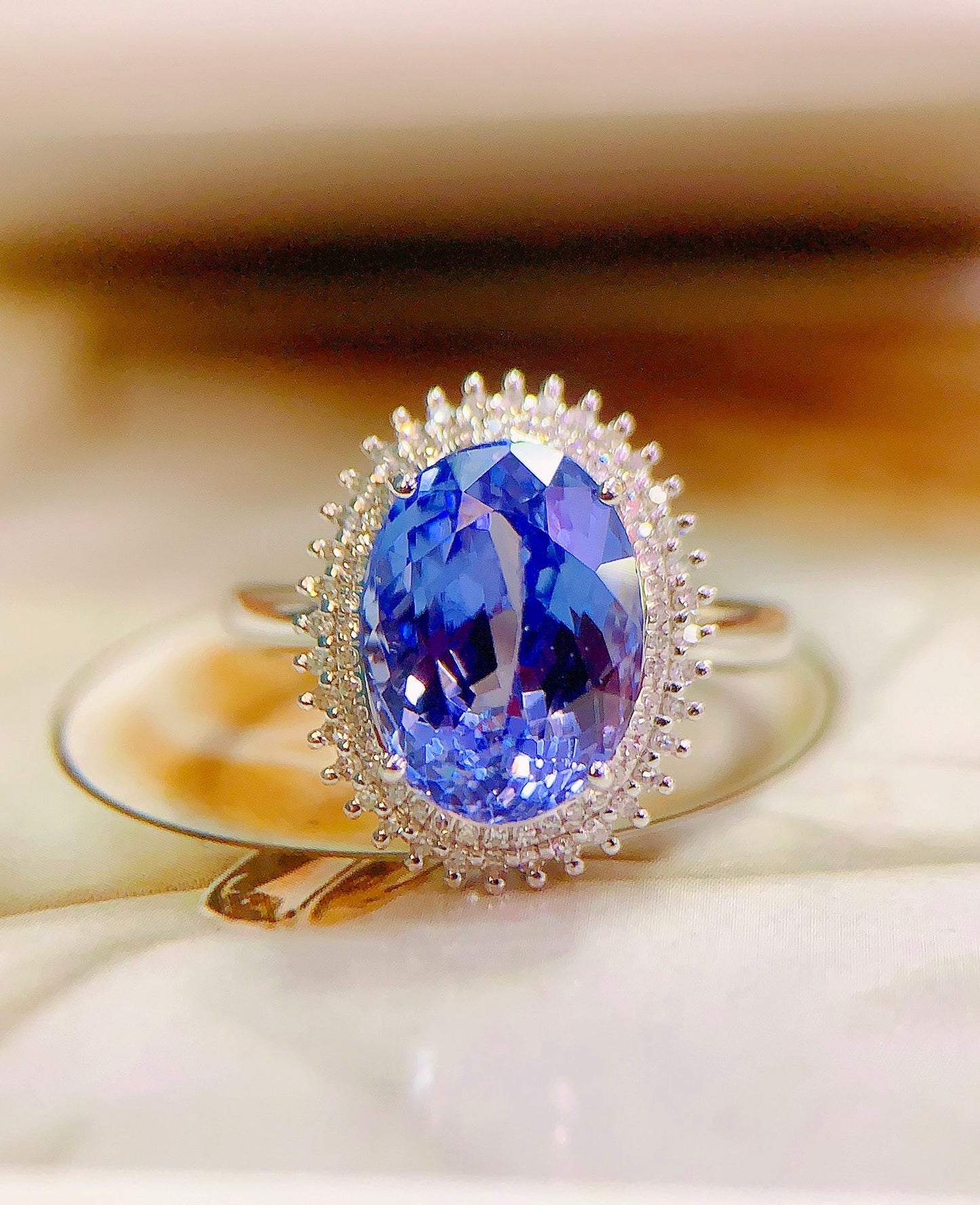 Exquisito Anillo de Tanzanita Natural en Oro de 18 Quilates con Detalles de Diamantes - Joyería