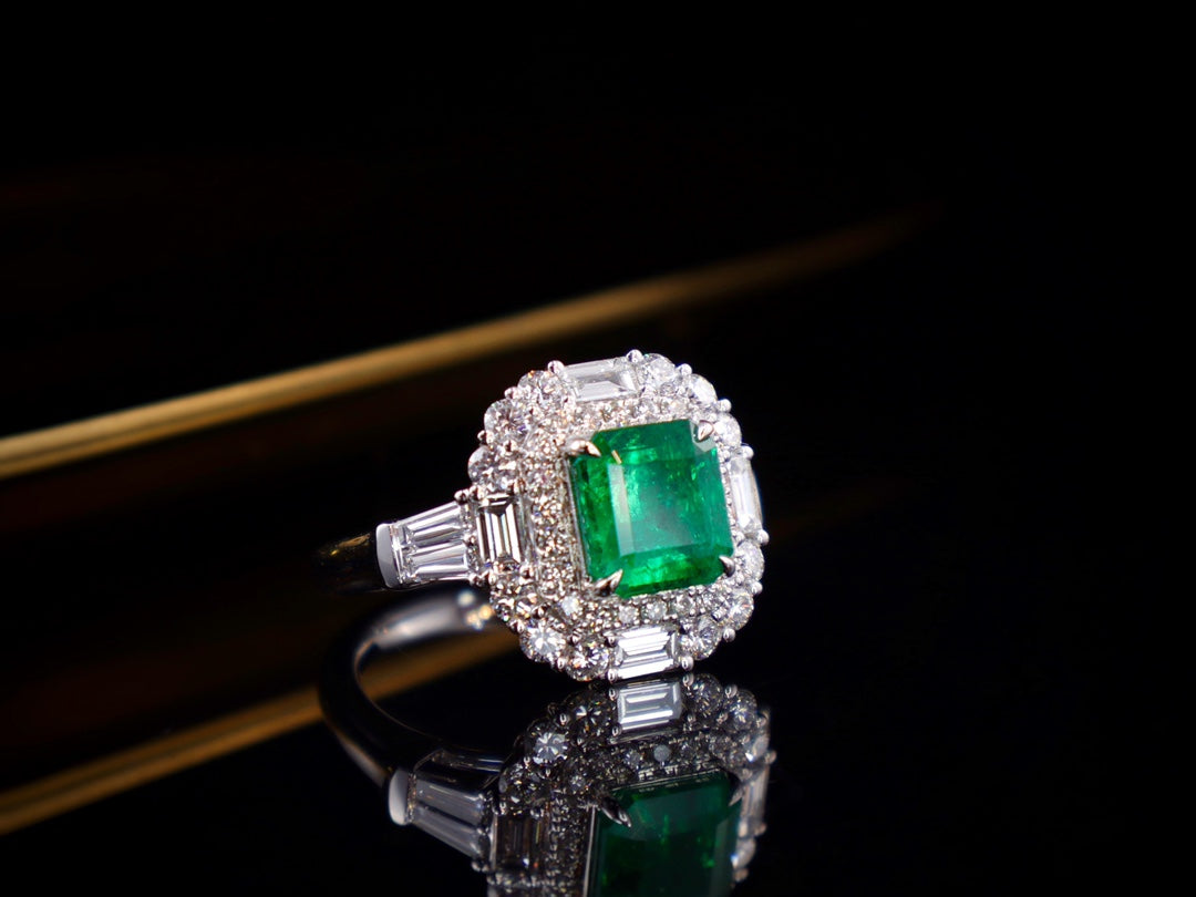 Anello con smeraldo: gioielli di qualità premium per ogni occasione