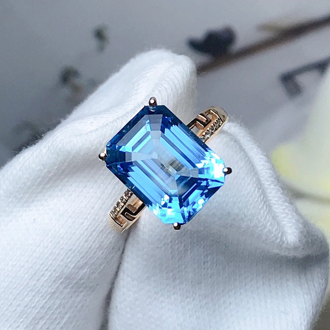 Cincin Topaz 18K dengan Aksen Berlian - Perhiasan Indah