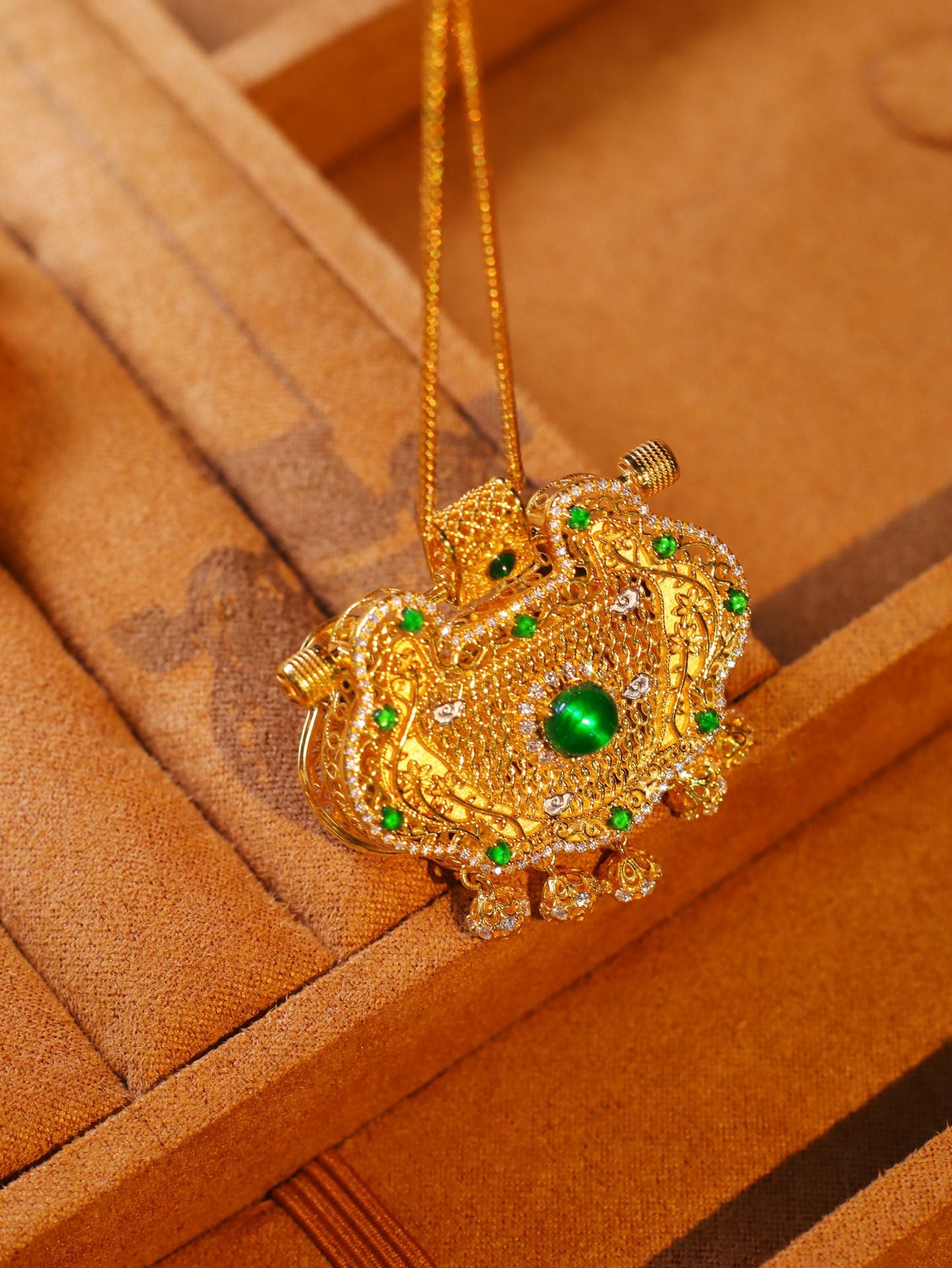 Fermecătoare bijuterii cu pandantiv Lucky Lock - Picătură de smarald cu accent de diamant