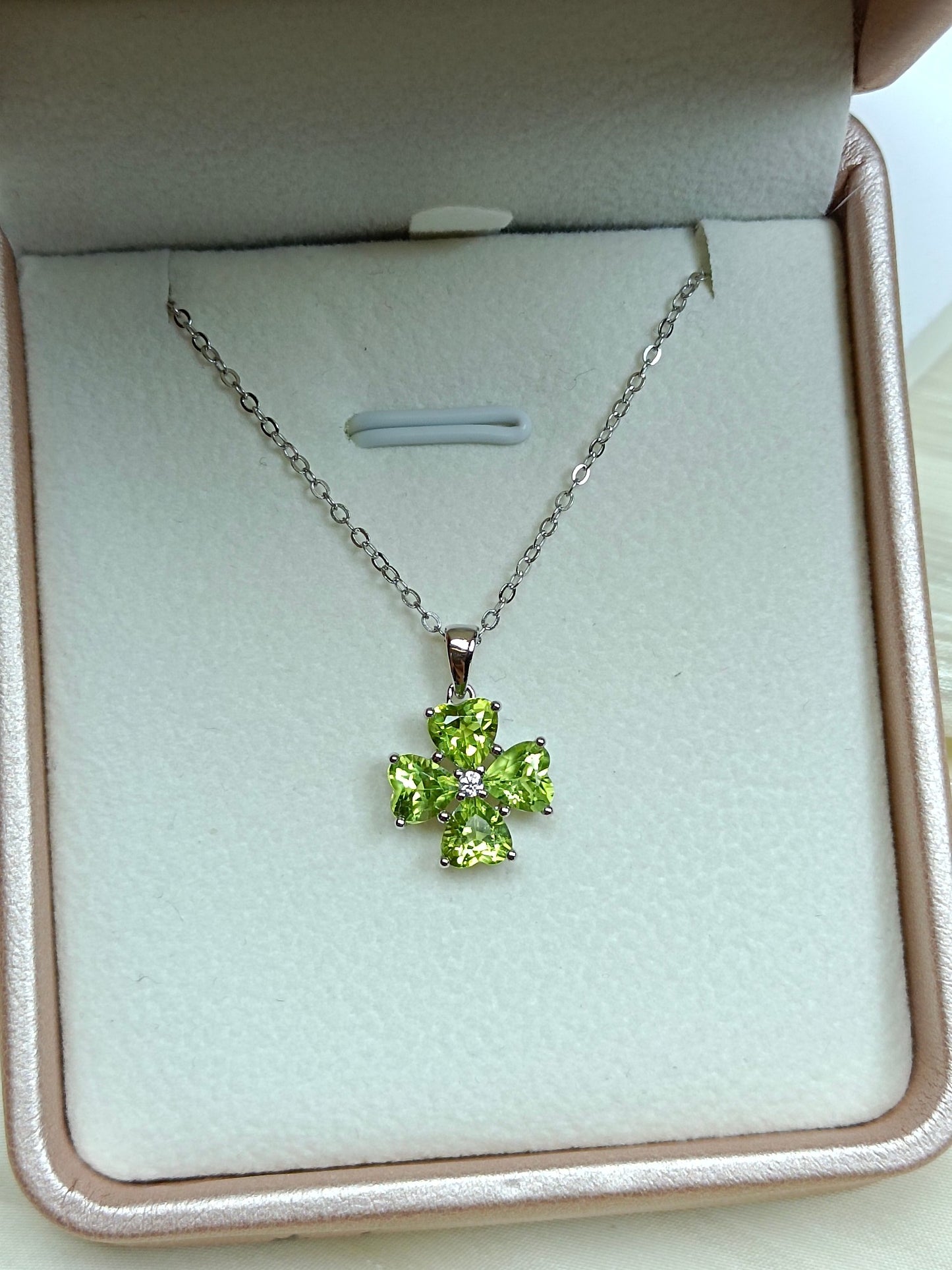 Gioielli con pendente a quadrifoglio in argento sterling S925 con peridoto a forma di cuore