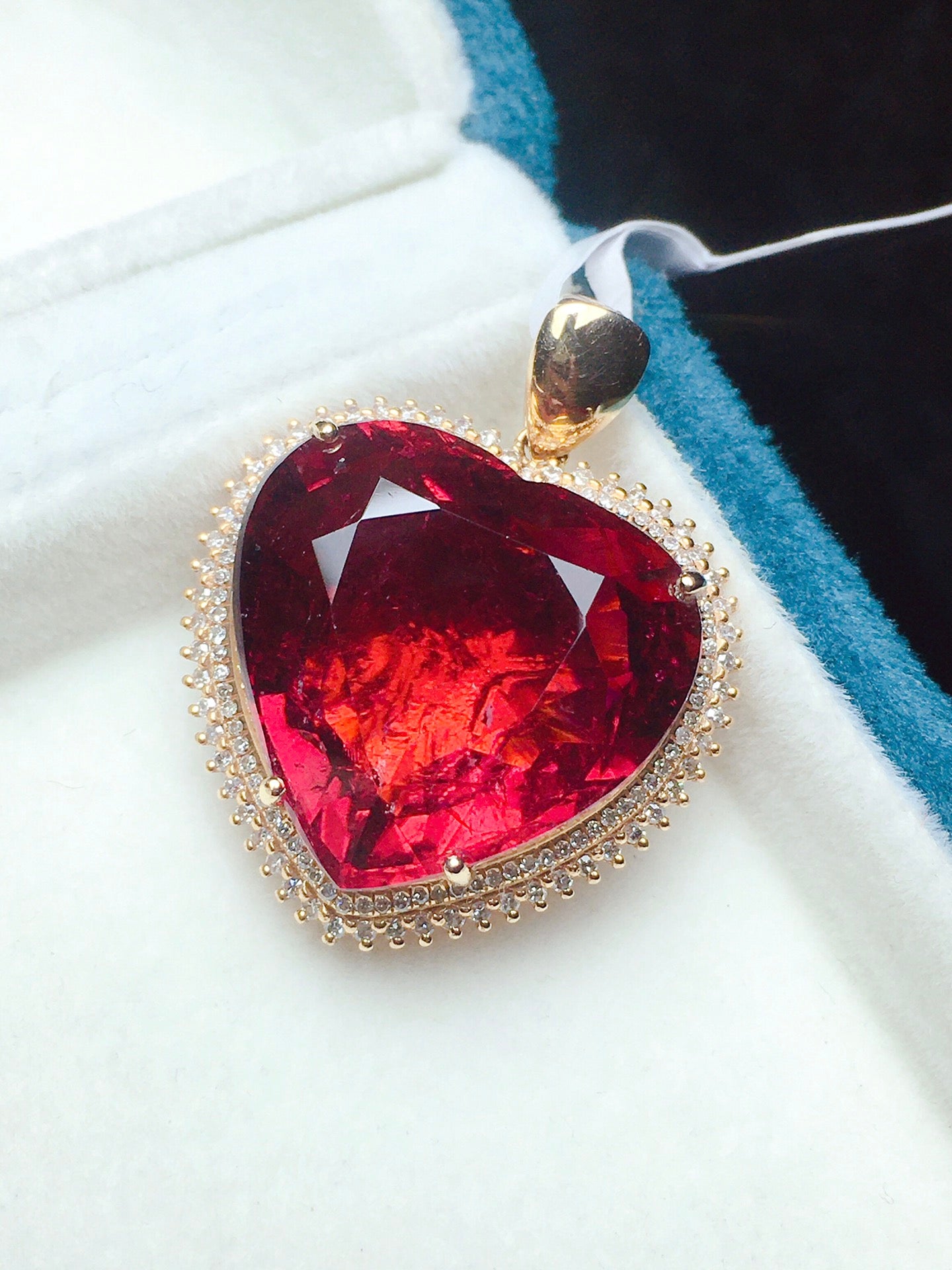 Hieno 18K kultaa ja 碧玺-riipus – pakollinen koru