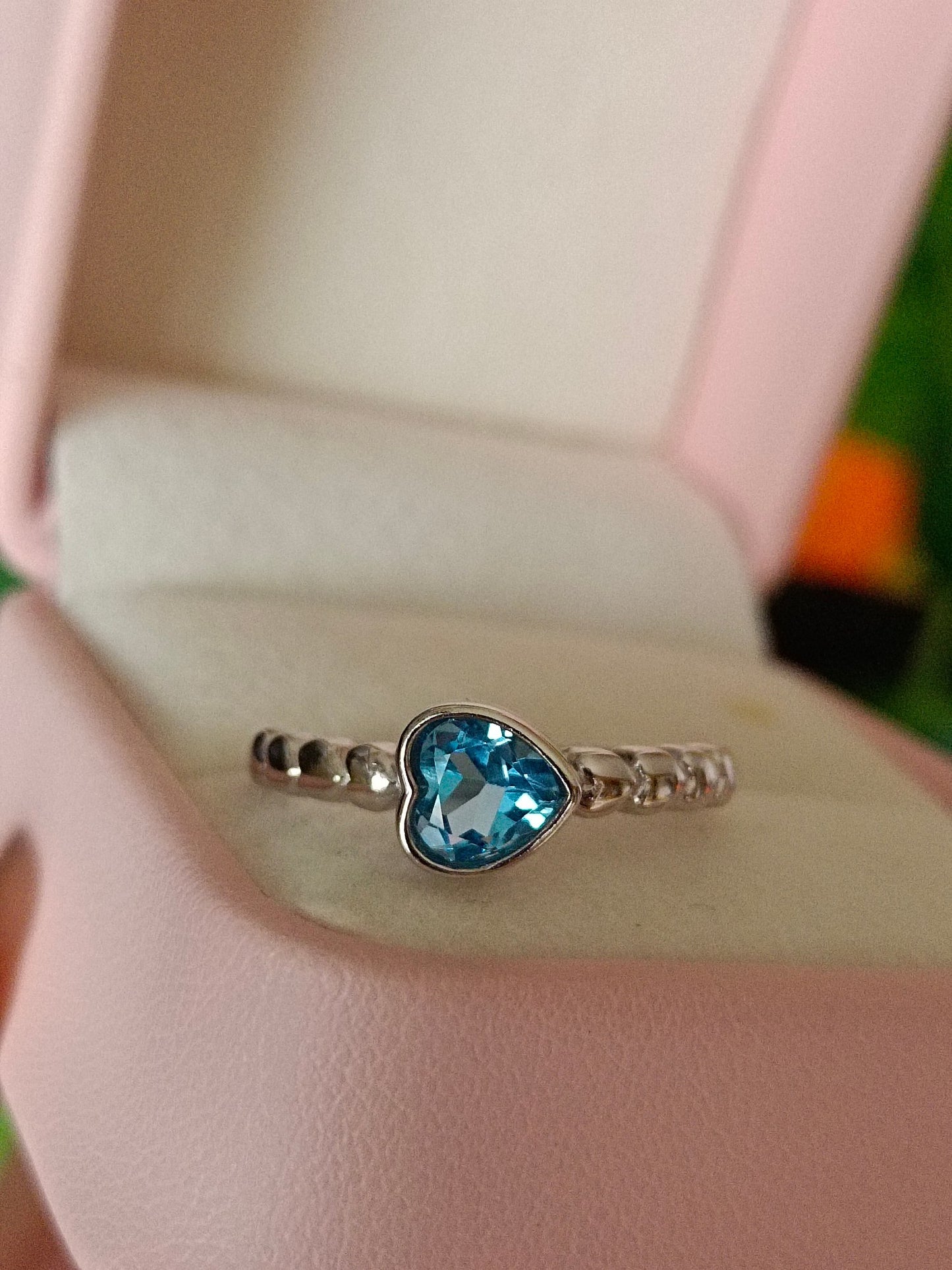 Anello a cuore con topazio naturale: un gioiello abbagliante