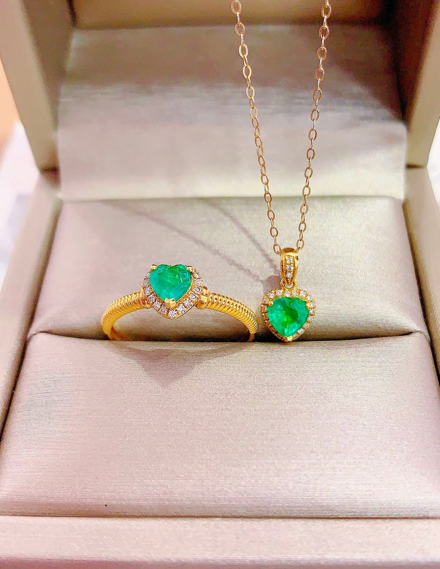 Exklusives Double 11-Schmuckset: 18 Karat Gold mit diamantbesetztem Smaragdring und Anhänger