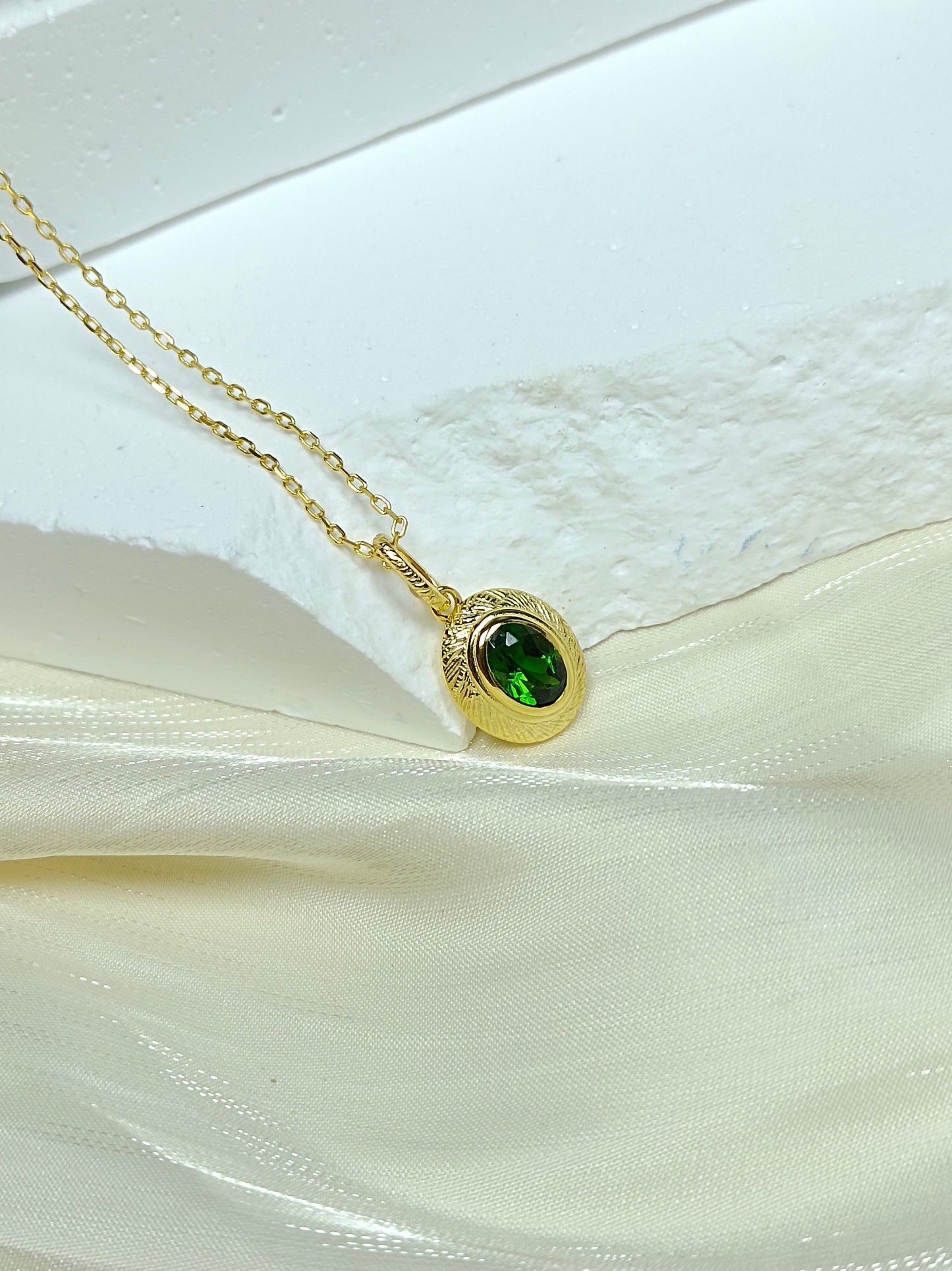 S925 Diopsideanheng i sterlingsølv med håndverk i 18K gull - fransk vintage domstolstil