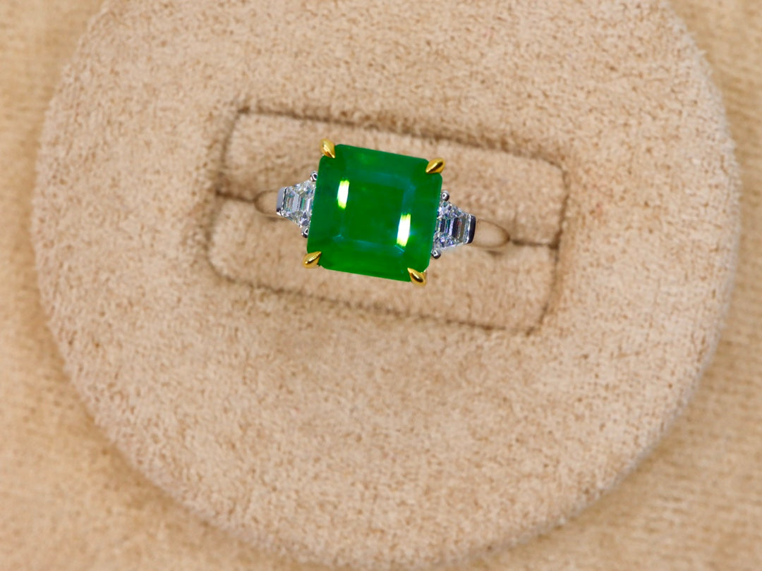 Elegant naturlig smaragdring i tre stenar - fina smycken