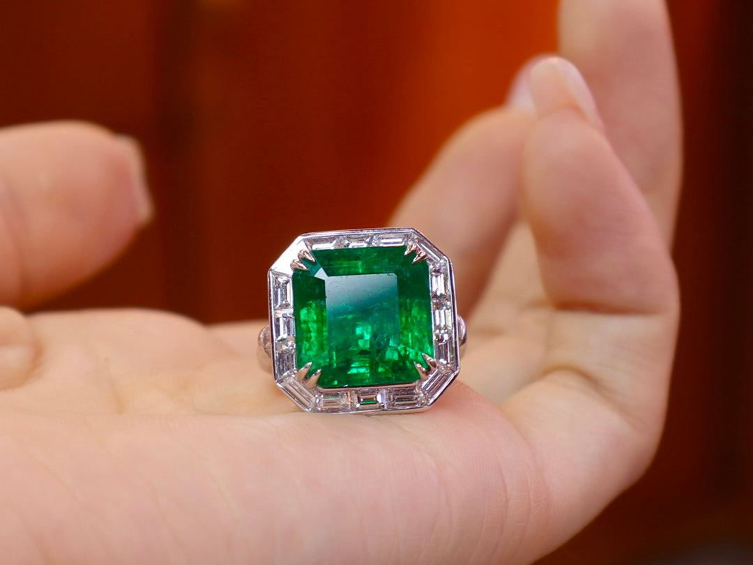 Luxurious 10.66ct Emerald Ring - A Masterpiece of Jewelry