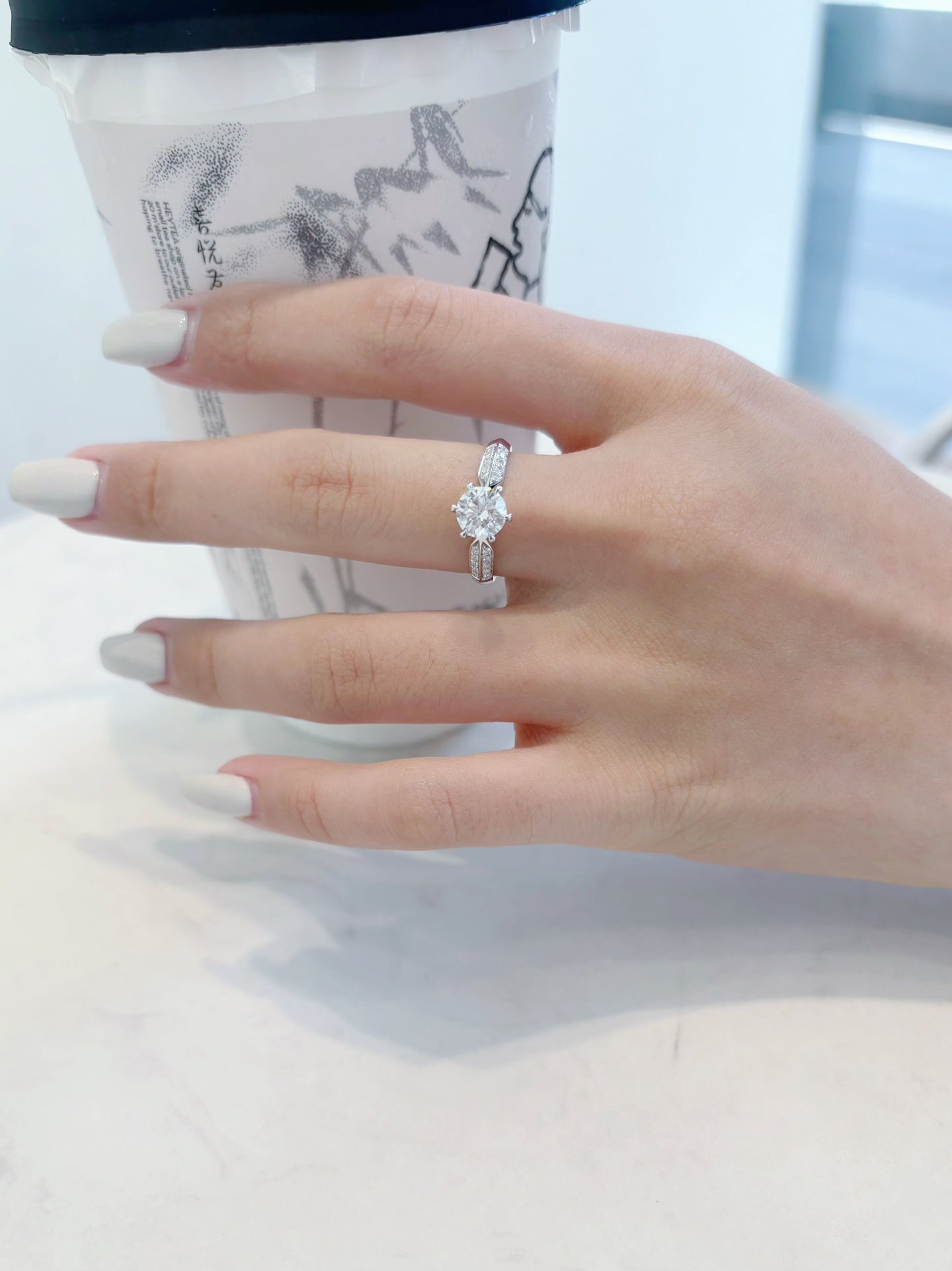 Ring aus 18 Karat kultiviertem rundem Diamant mit sechs Zinken – Premium-Schmuck