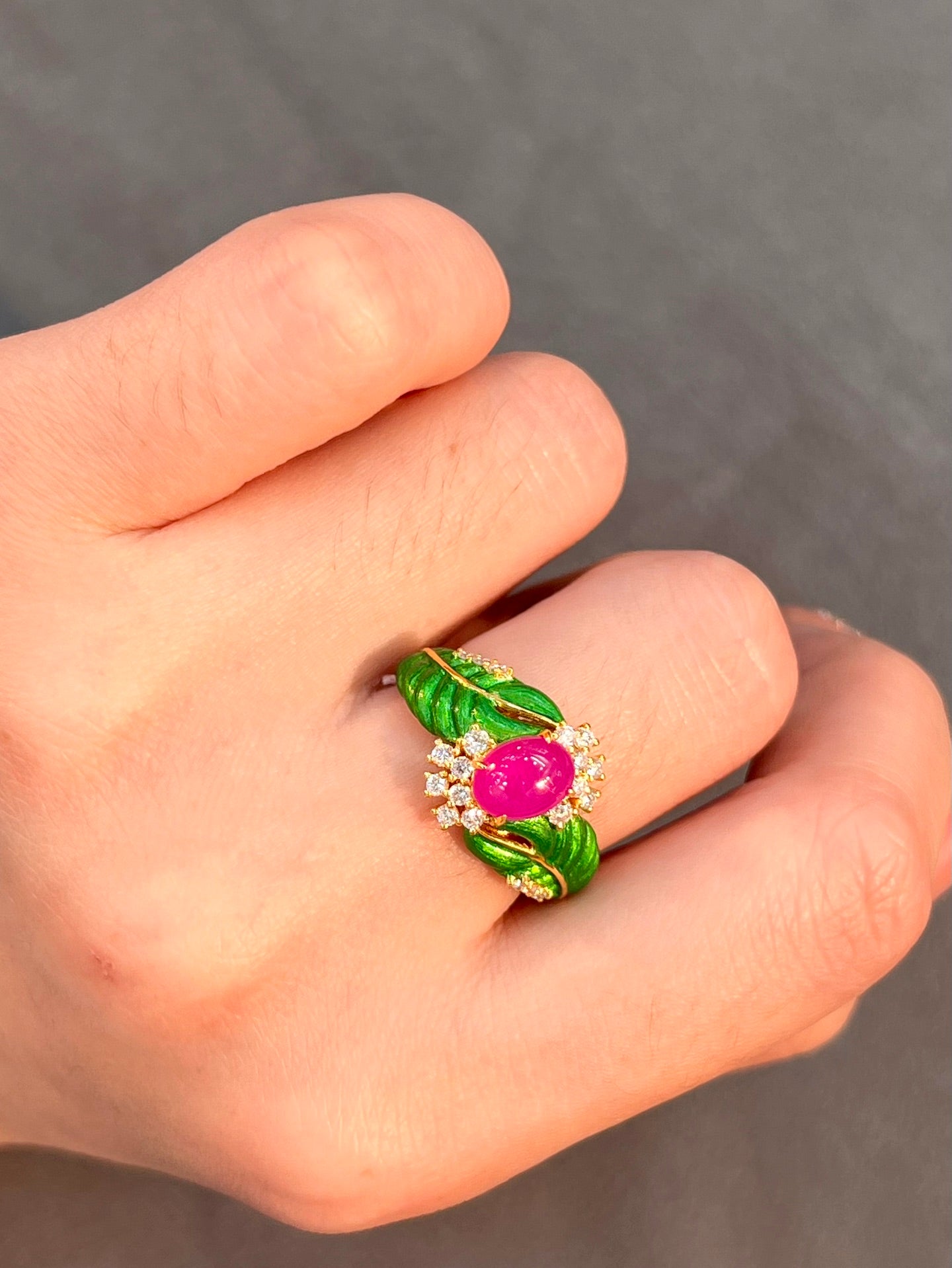 Cincin Ruby Myanmar Emas 18k yang indah dengan Aksen Berlian - Perhiasan untuk Keanggunan