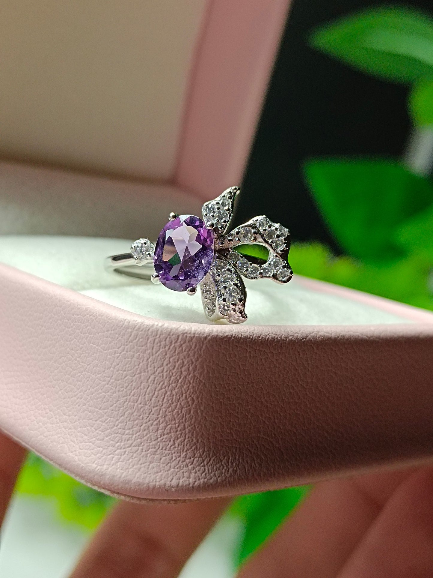 Anello con ametista naturale: gioielli squisiti per dita eleganti