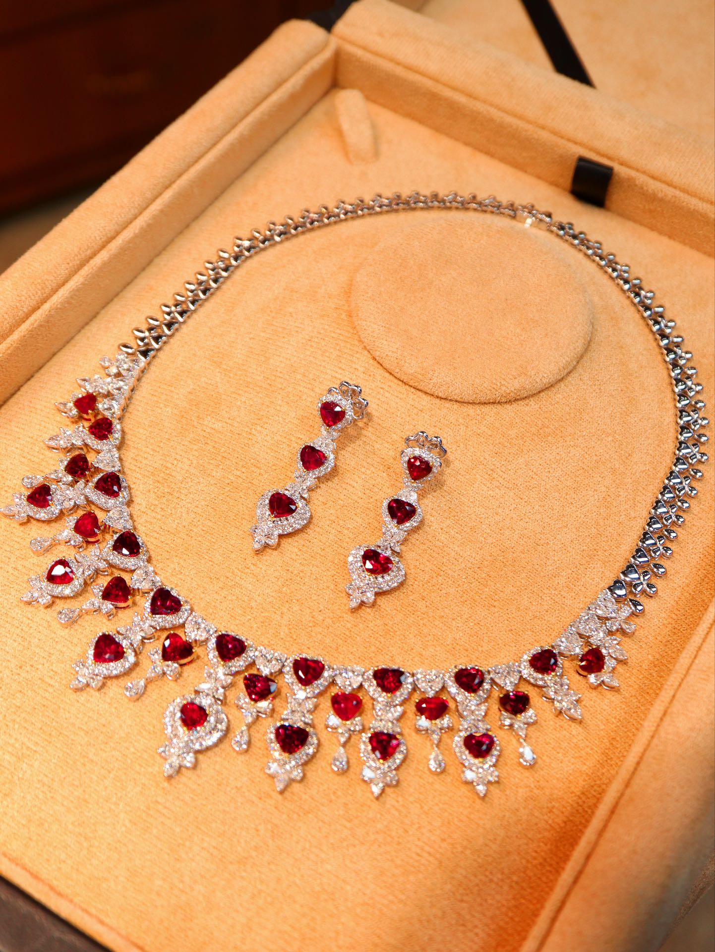 Exklusive Kollektion: Rubin-Abendschmuckset im Herzschliff
