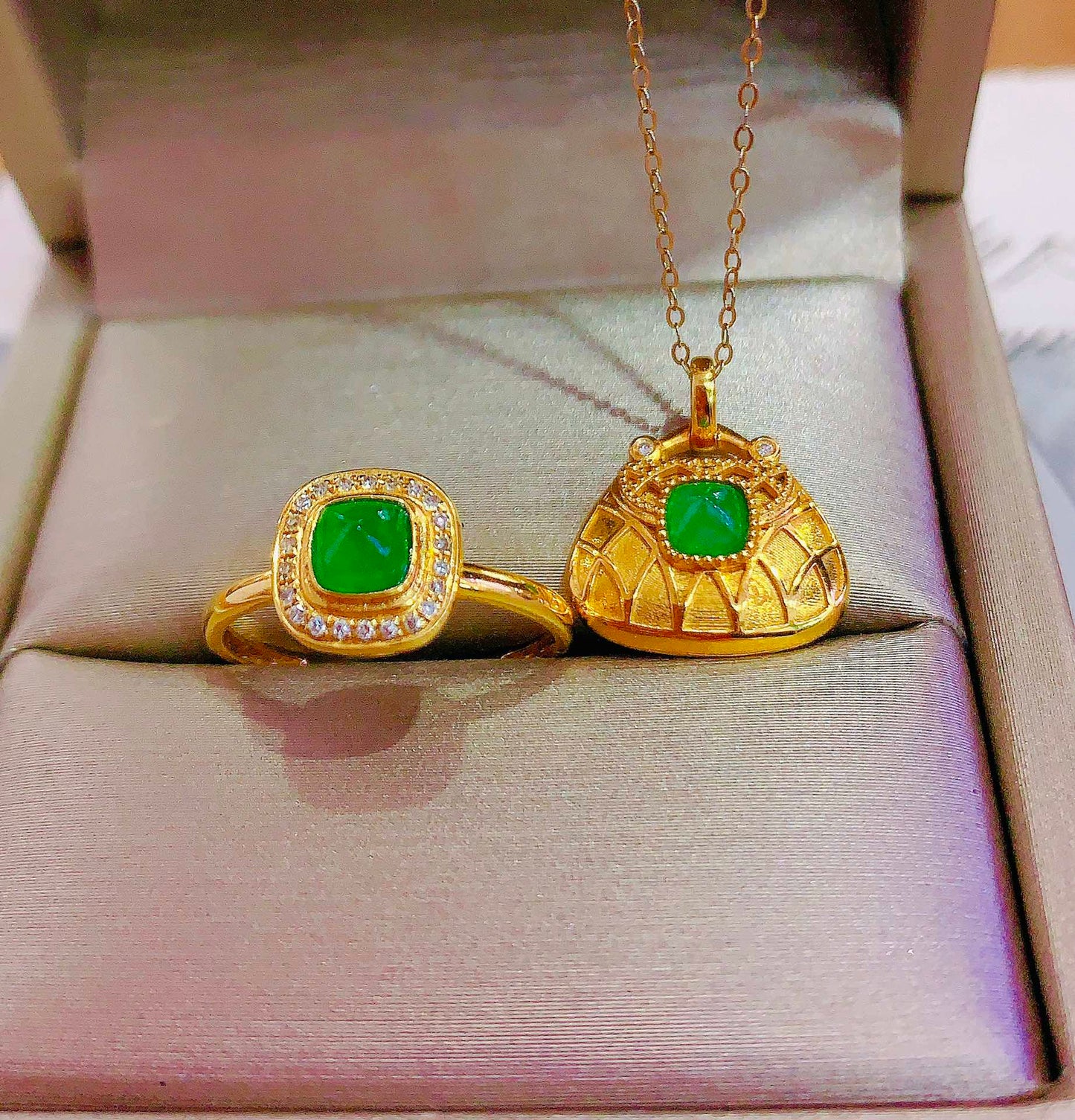 Exklusives Double 11-Schmuckset: 18 Karat Gold mit diamantbesetztem Smaragdring und Anhänger