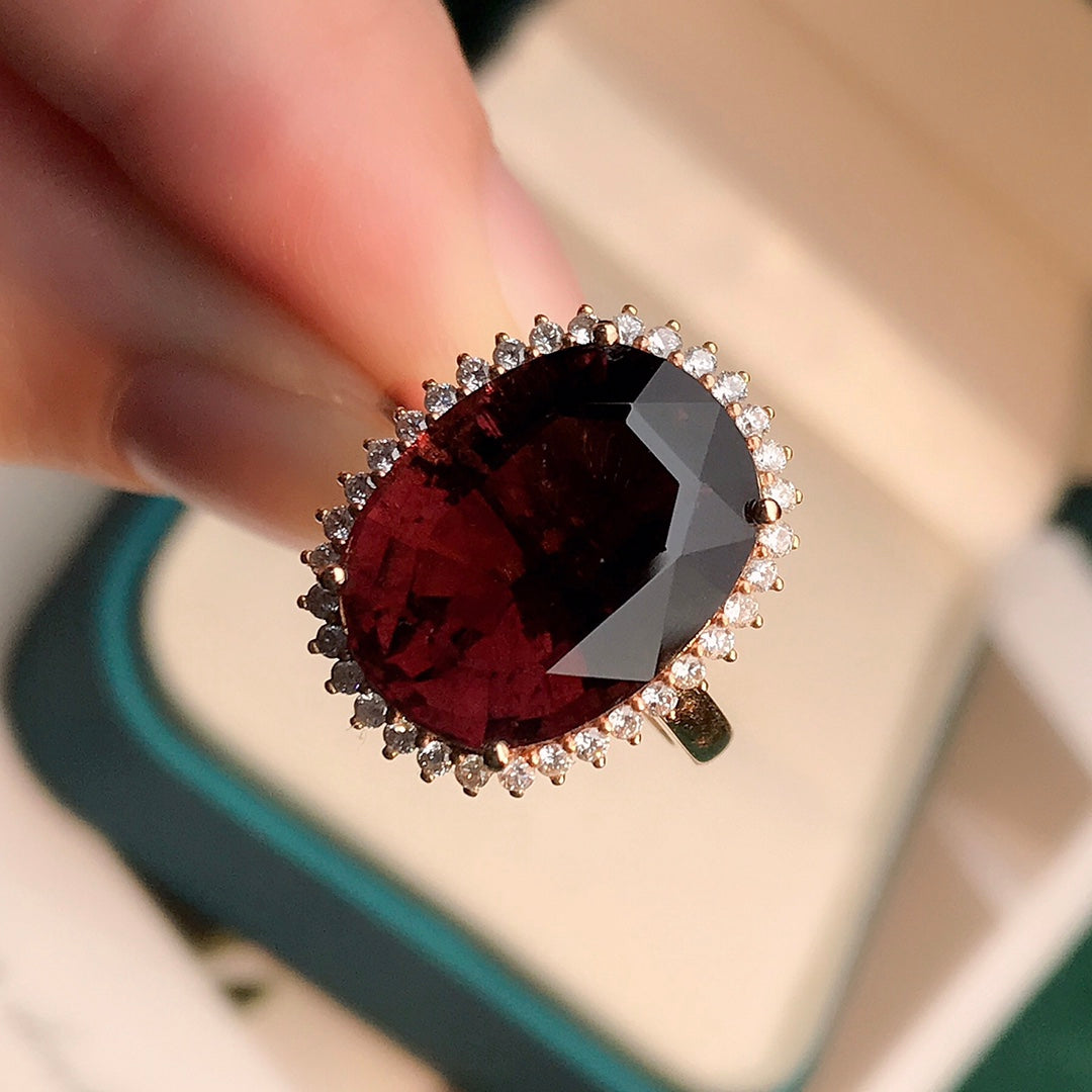 Exquisito anillo de turmalina incrustada en oro de 18 quilates: una joya imprescindible
