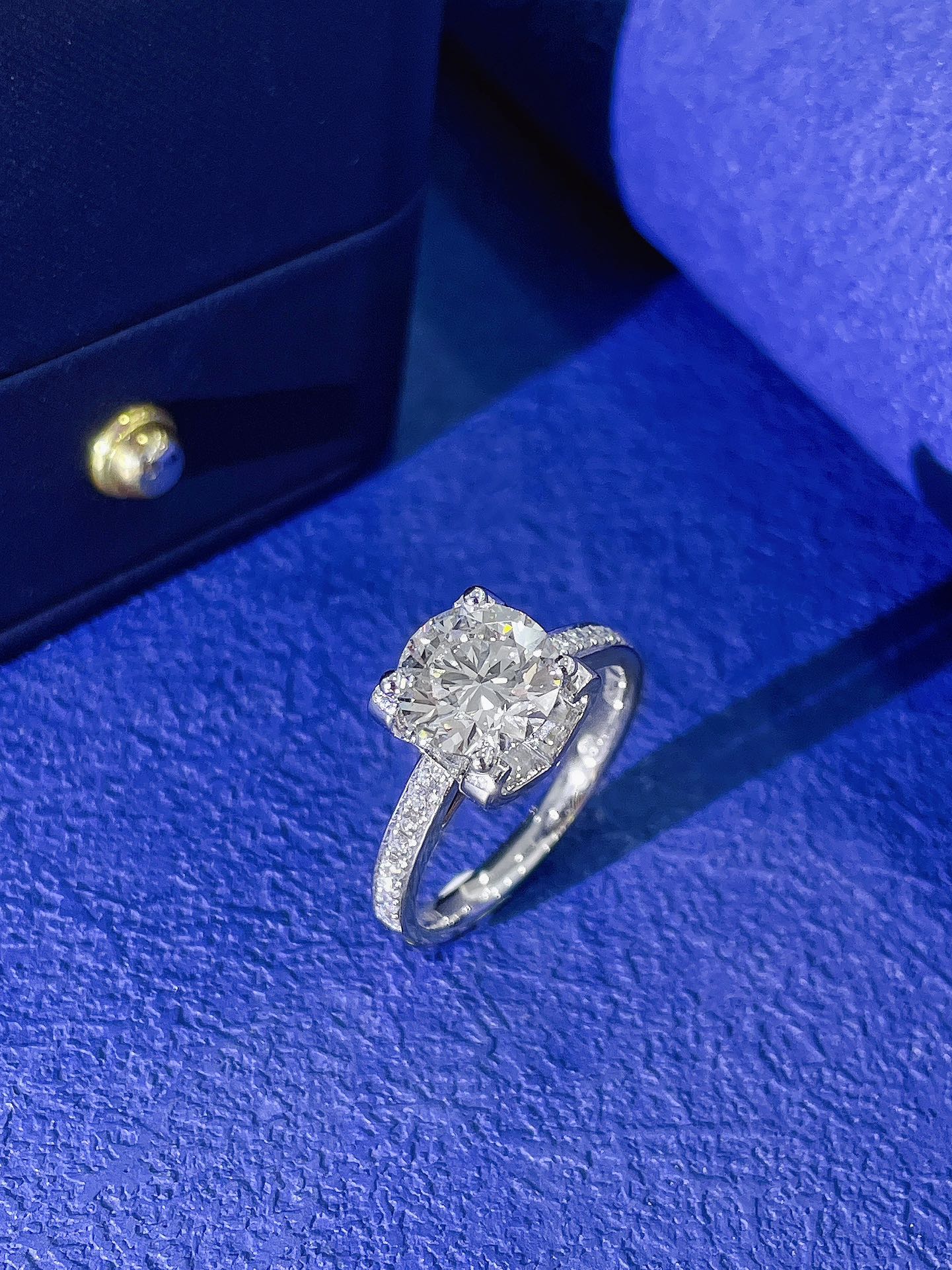 18K viljelty pyöreä Diamond Bullhead Straight Arm Ring - ylelliset korut