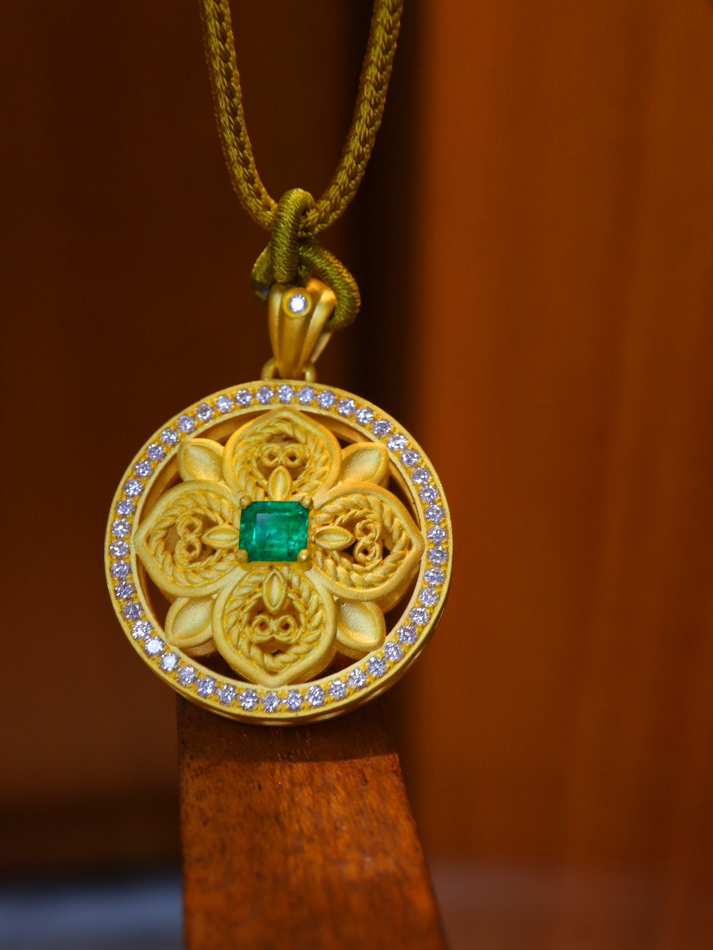 Ciondolo con smeraldo in oro 24k - Collezione di alta gioielleria