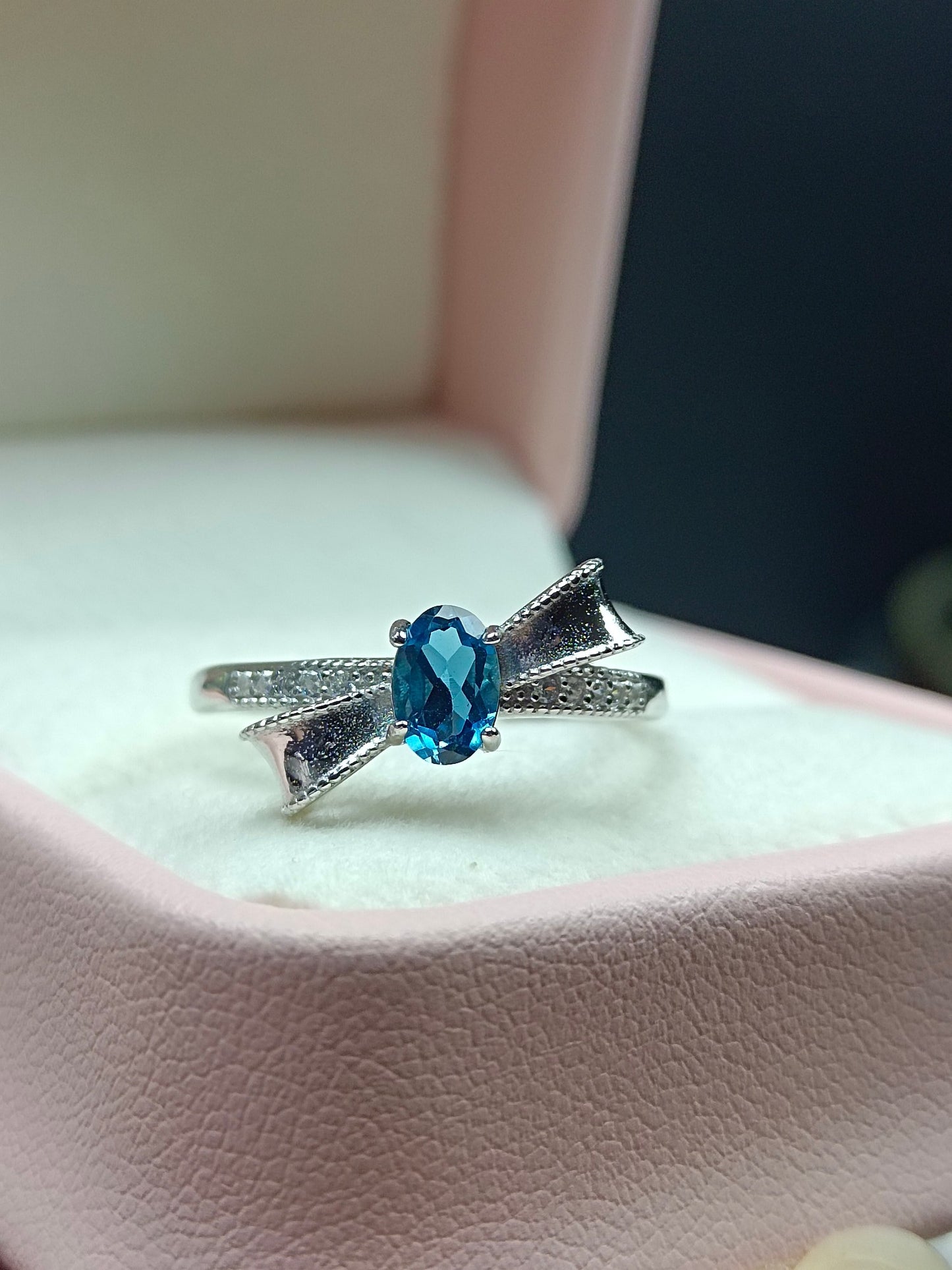 Anello con fiocco in topazio blu London: gioielli squisiti per ogni occasione