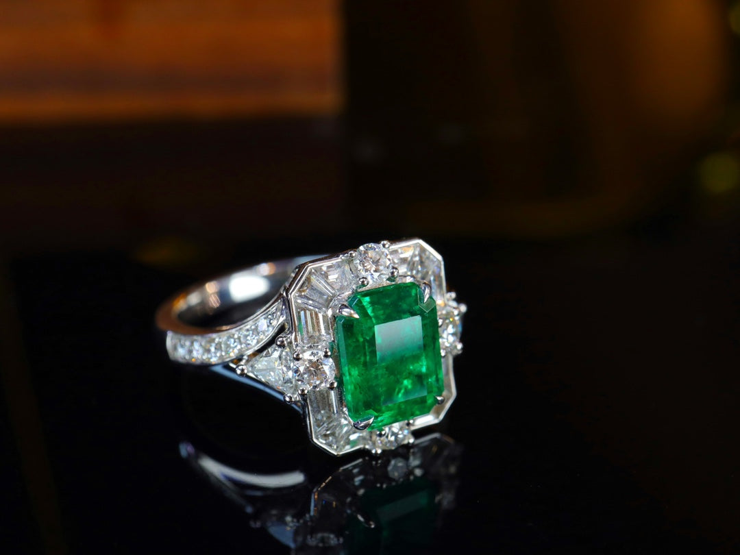 Smaragdring – Leuchtend grüner Luxusschmuck mit funkelnden Diamanten