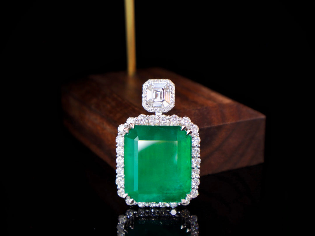 Emerald Pendant Collection: A Magnificent Piece of Jewelry
