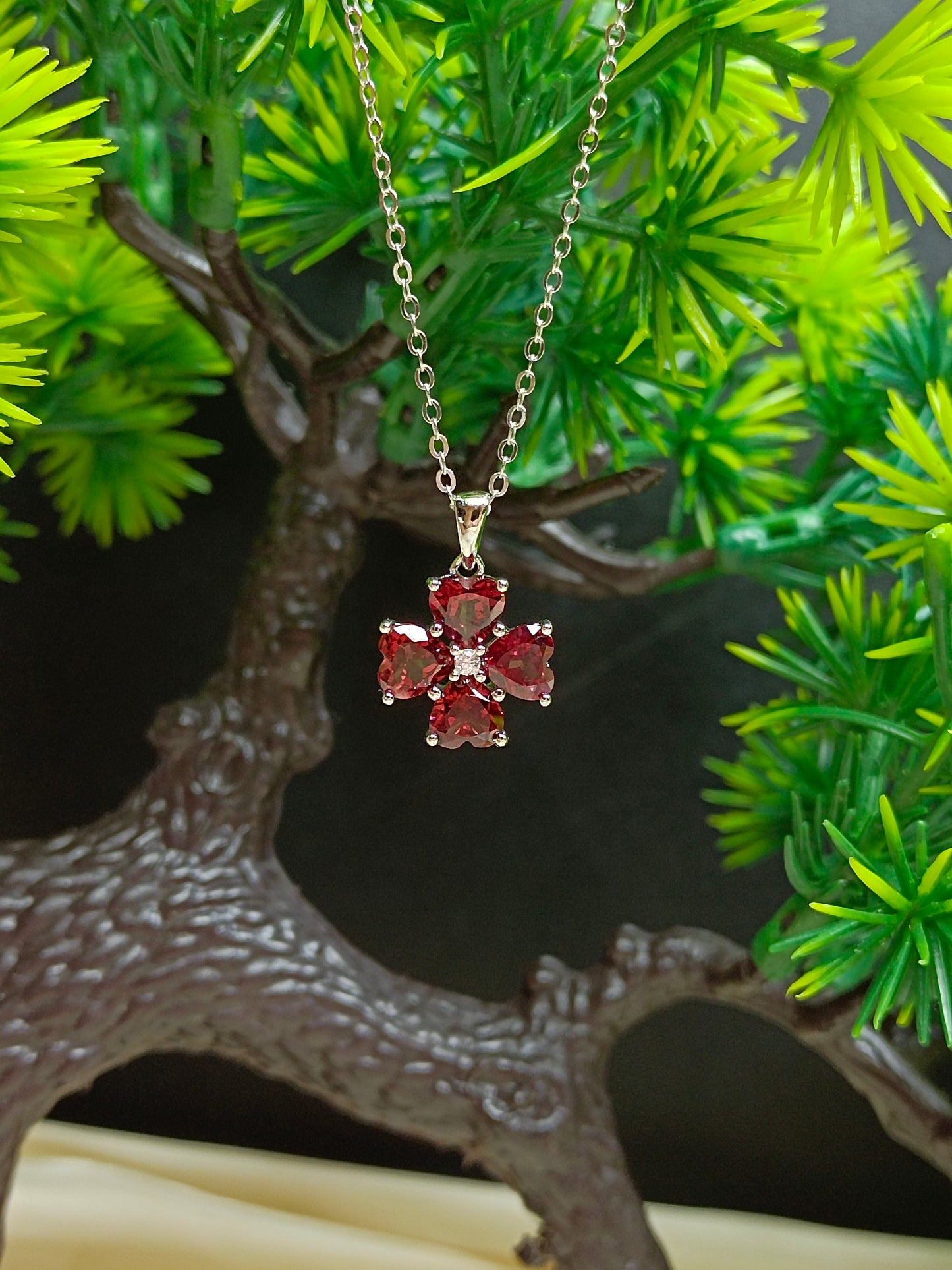 Gioielli con pendente a forma di quadrifoglio a forma di cuore di granato in argento sterling S925