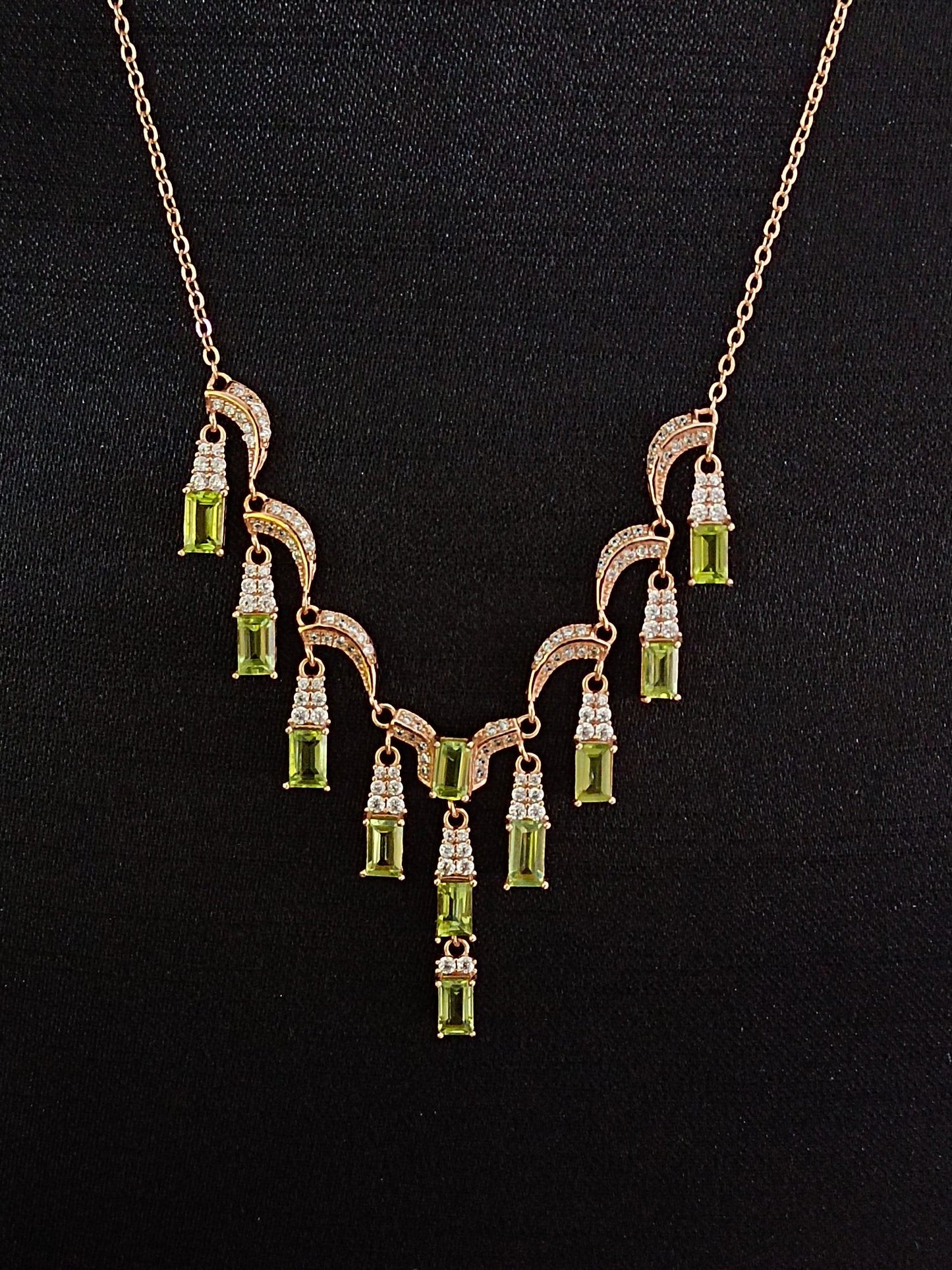 Prachtige halsketting met olijfstenen kwastjes - een must-have voor sieraden