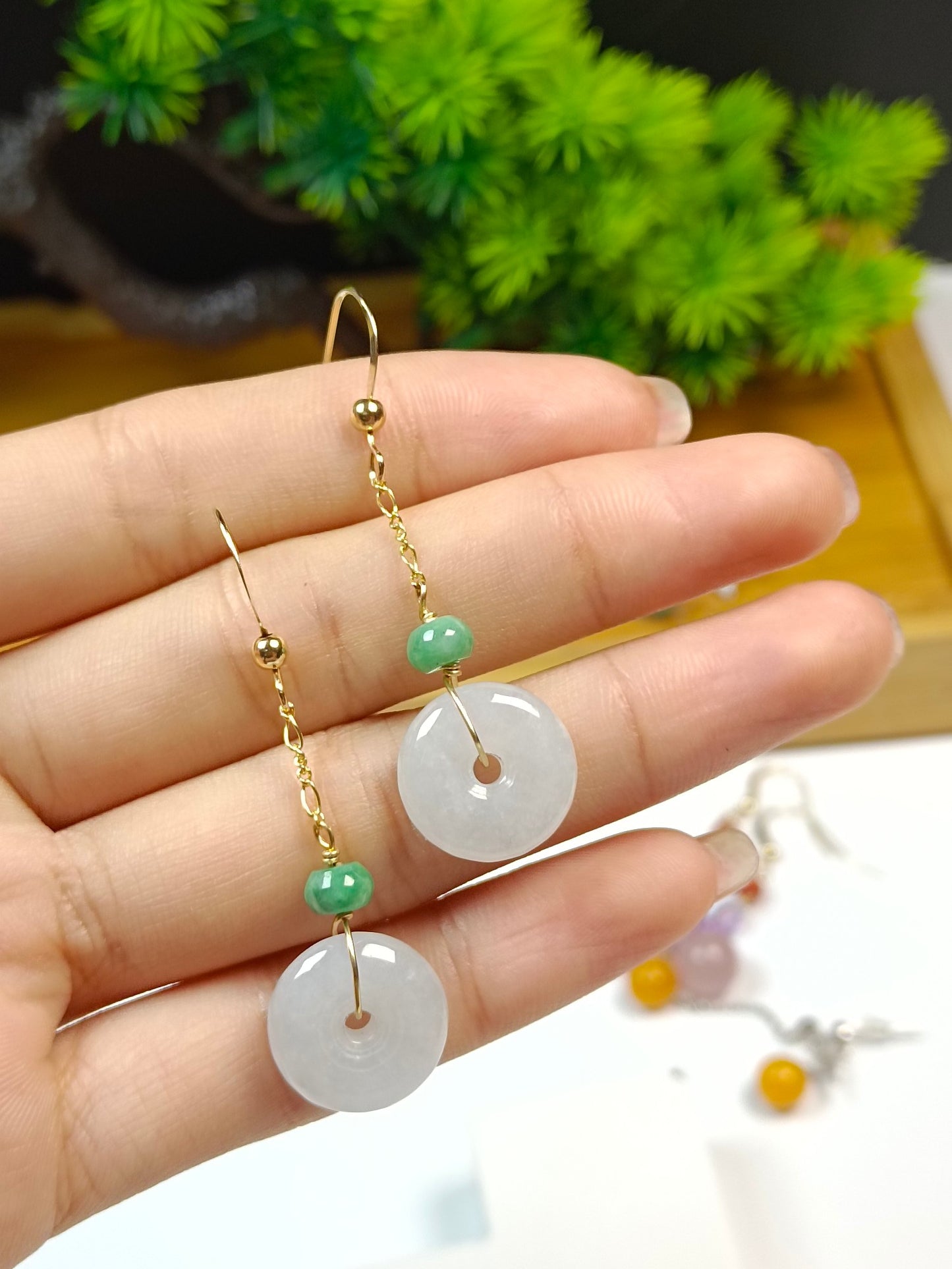 Elegante naturlig Jadeite Ping An Kou 14K gull øredobberkroker - Håndlagde smykker