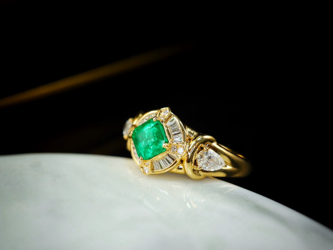 Anello con smeraldo Panjshir in stile vintage: un gioiello senza tempo