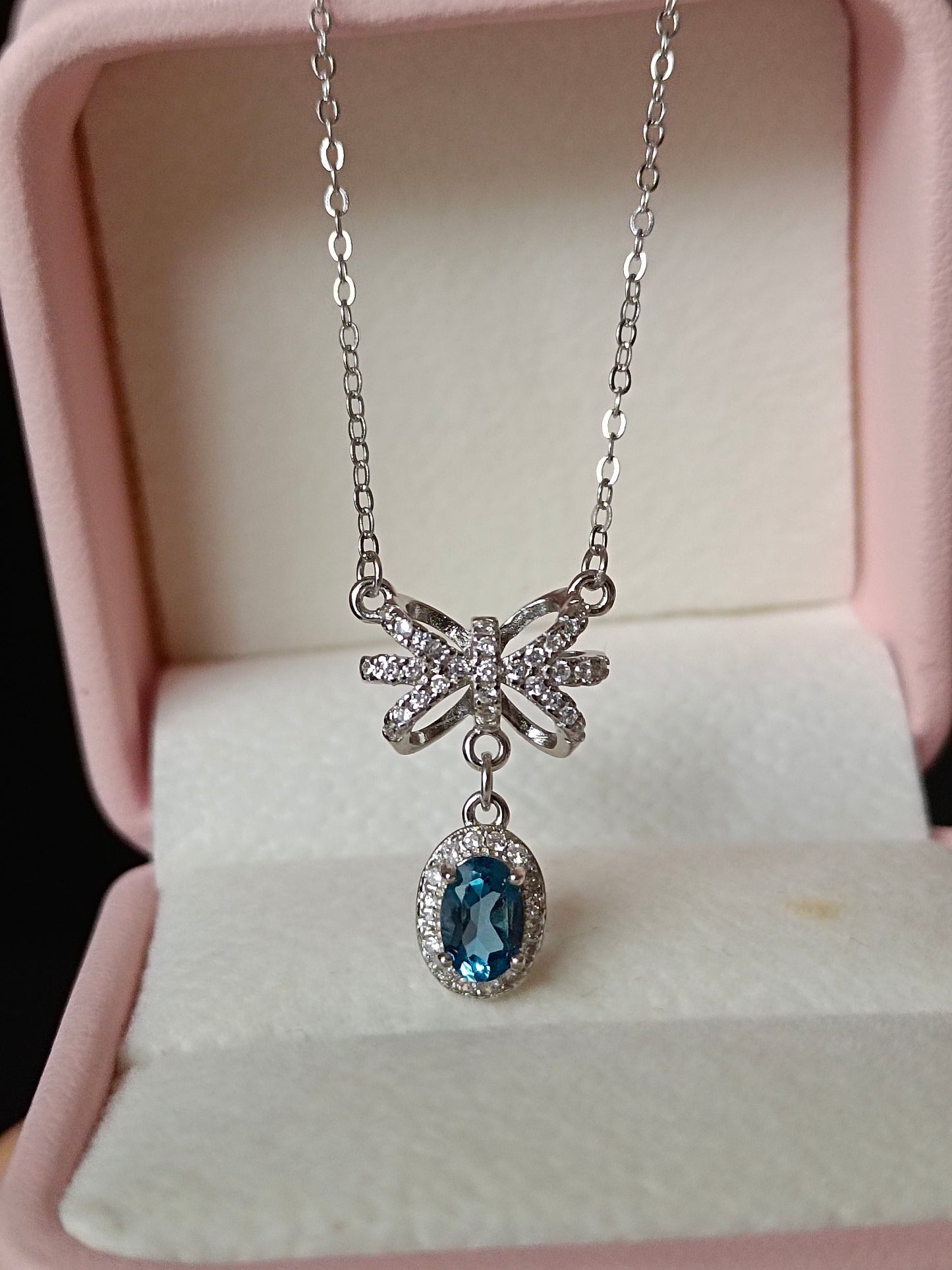 London Blue Topaz Bowknot Halskjede - Minimalistisk Sterling Sølv smykker