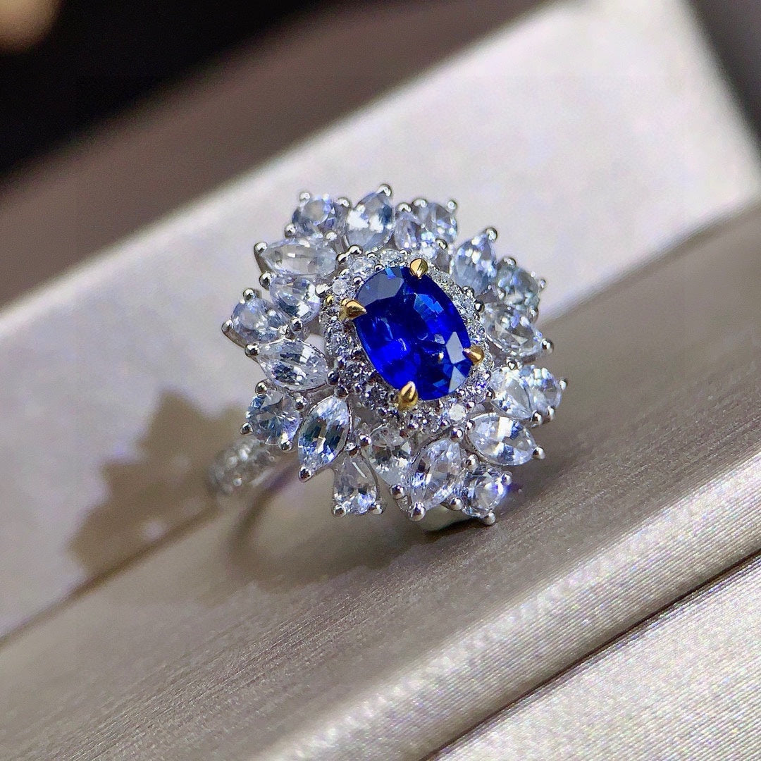 Luxuriöser Saphirring mit Diamantakzenten – High-End-Schmuck