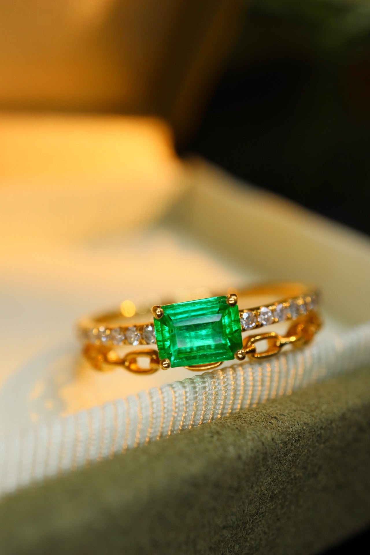 Panjshir Fine Jewelry - smaragdisormus timanttikorosteella