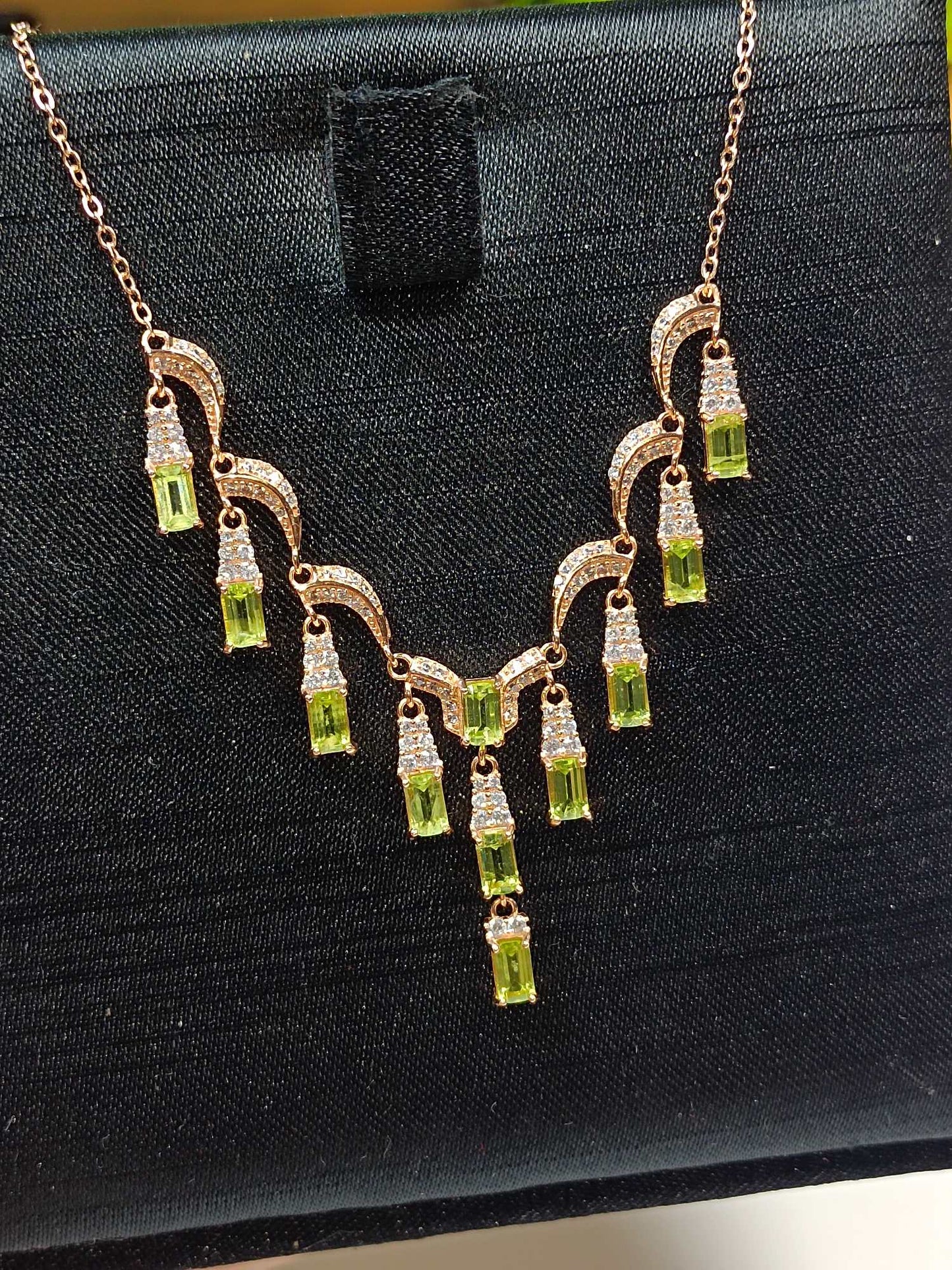 Elegant S925 Silver Embedded Peridot Column Halsband - Fina smycken