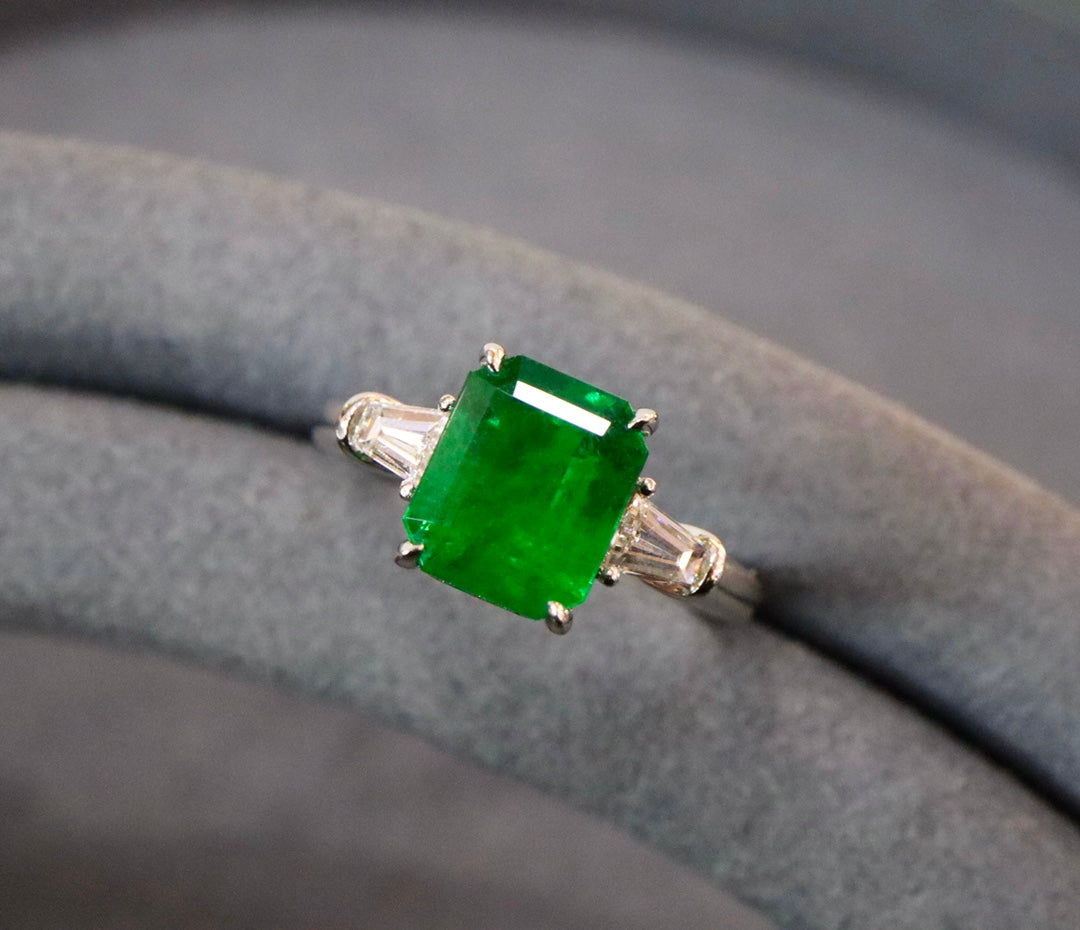 Exquisite Three-Stone Natural Emerald Ring - A Must-Have Jewelry