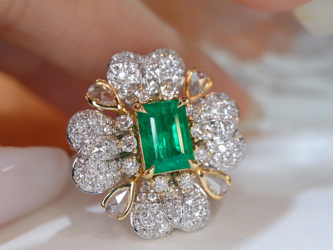 Anello Smeraldo - Gioiello vetroso verde vivo con disegno floreale