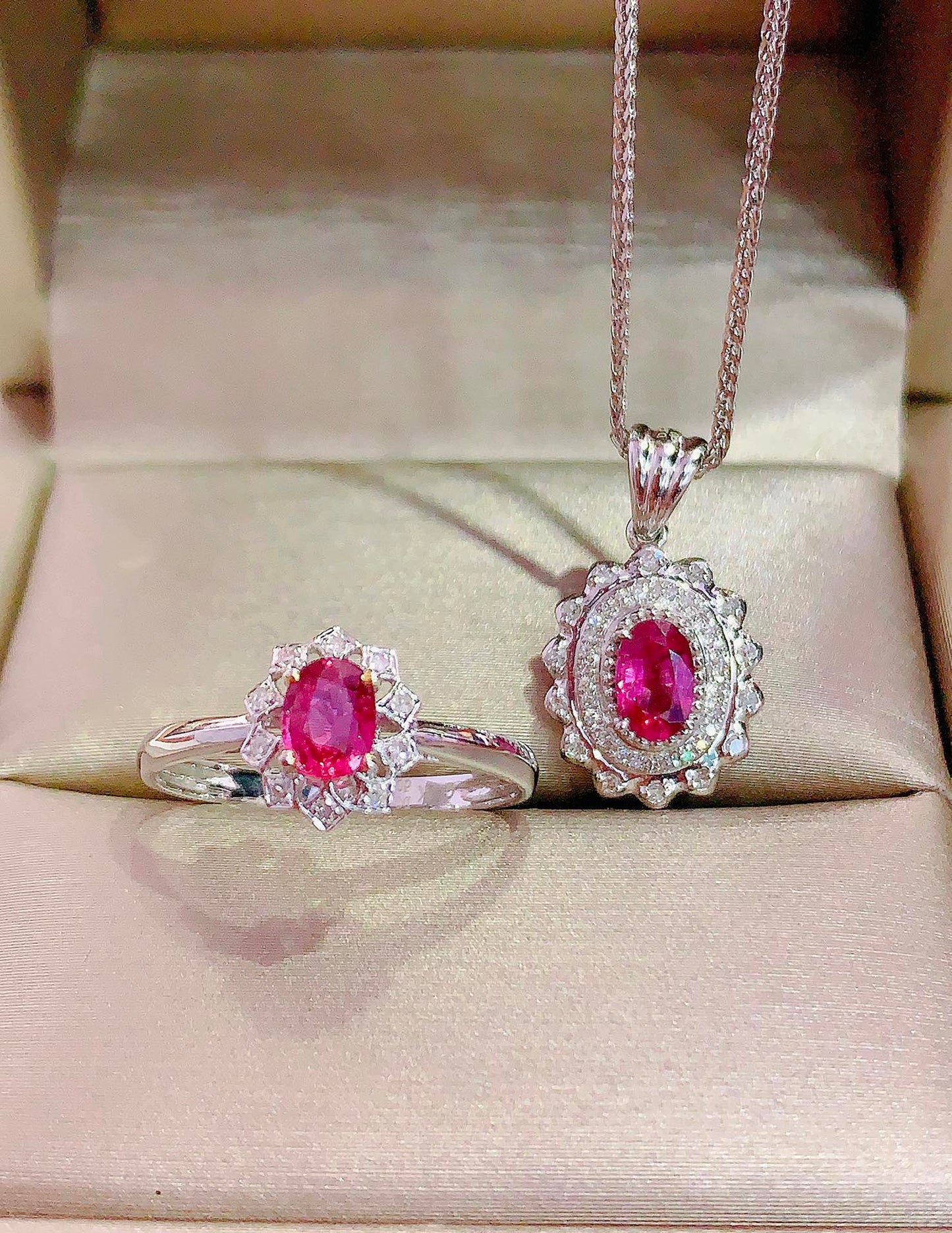 Exquisites 18-Karat-Gold-Rubin- und Diamant-Schmuckset (Kette nicht im Lieferumfang enthalten)