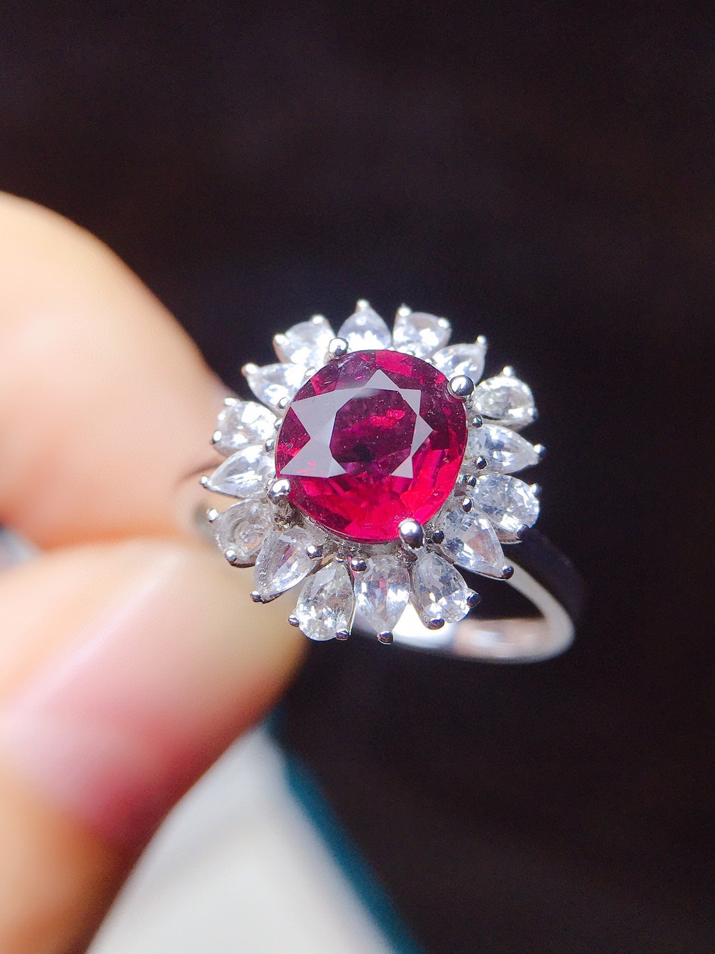 Anillo de Turmalina Natural con Oro de 18k e Incrustación de Diamantes - Joyería Exquisita