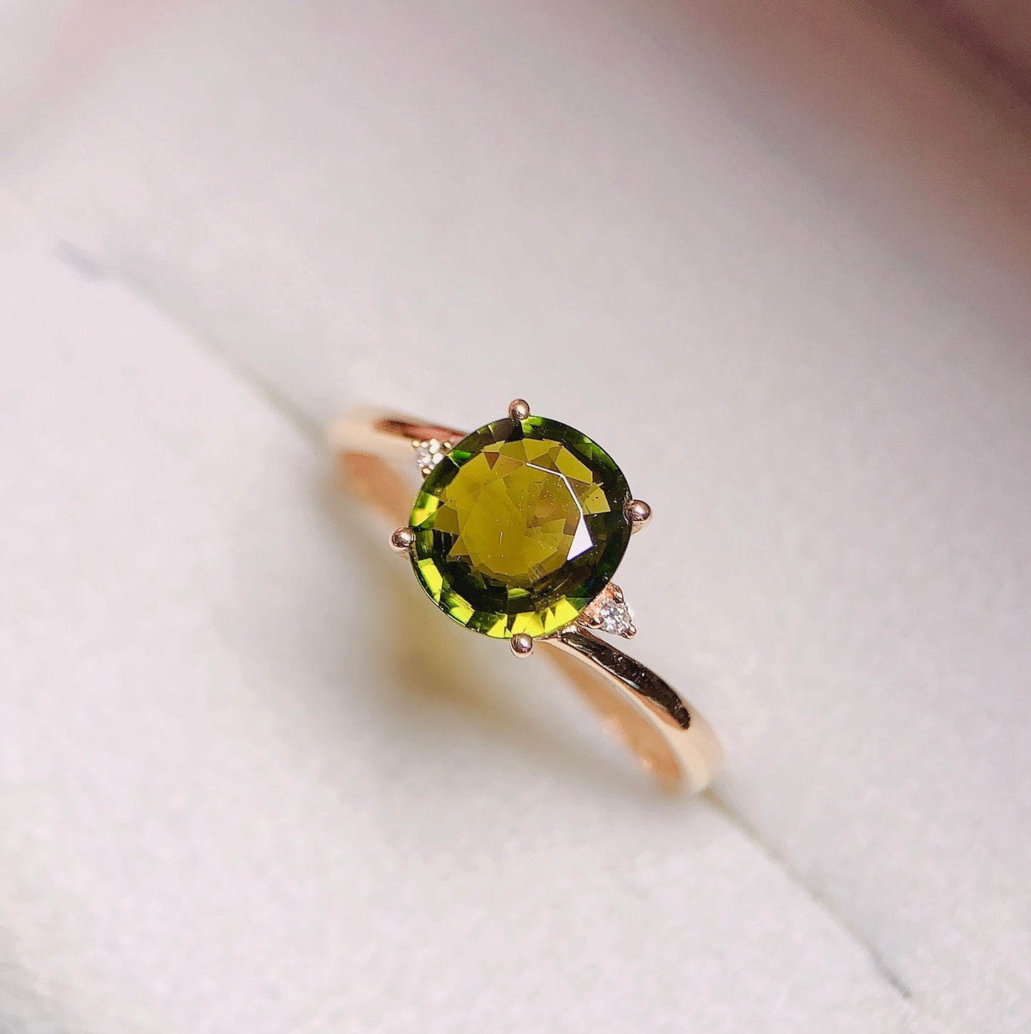 Anillo de Turmalina Natural en Oro de 18K con Detalles de Diamantes - Joyería Exquisita