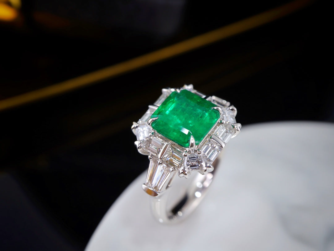 Anello con smeraldo - Gioiello di lusso con fuoco e scintillio intensi