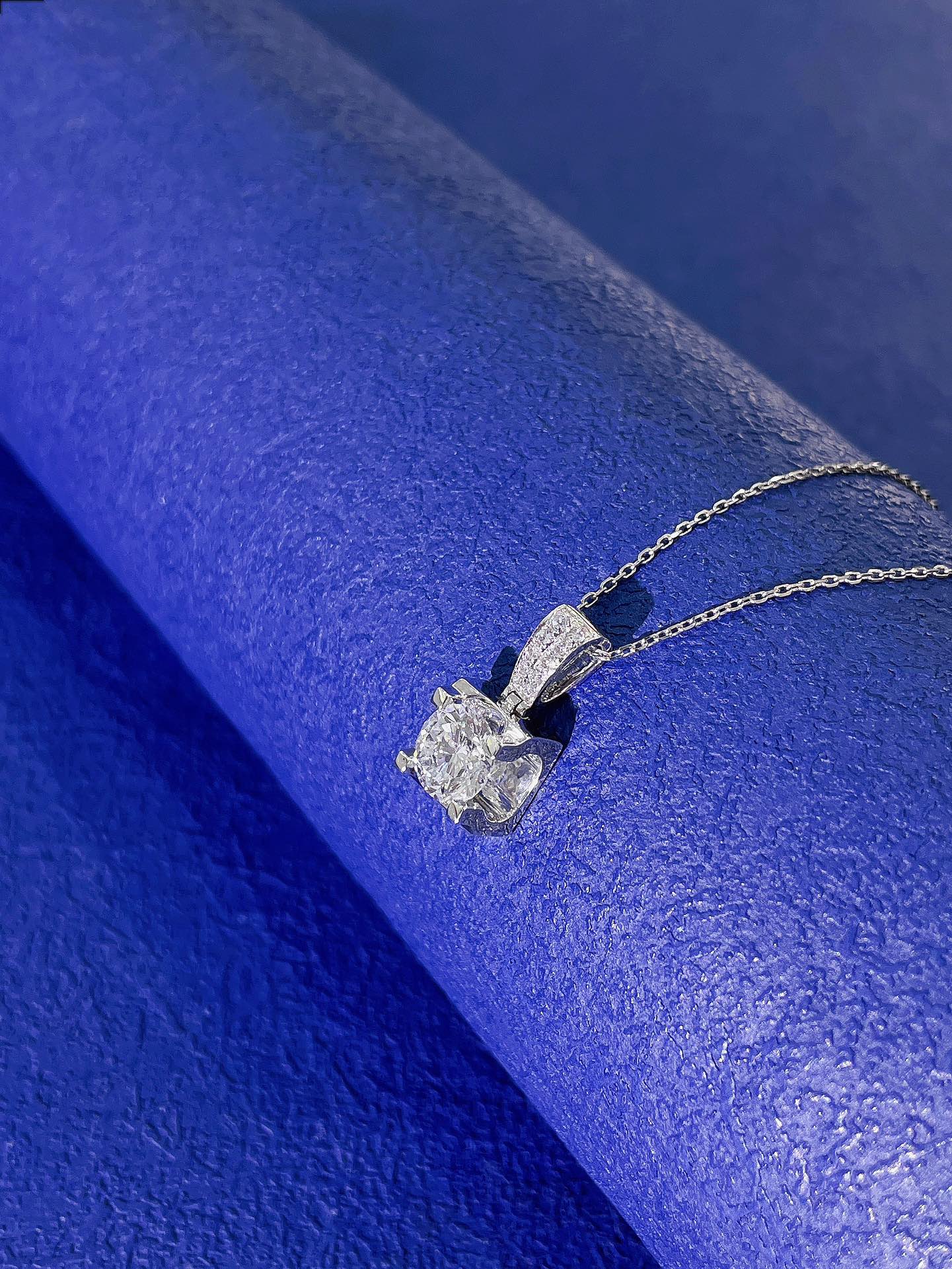 Solitäranhänger aus 18-karätigem Zuchtdiamant mit einzigartigem Melonenkernverschluss – exquisiter Schmuck