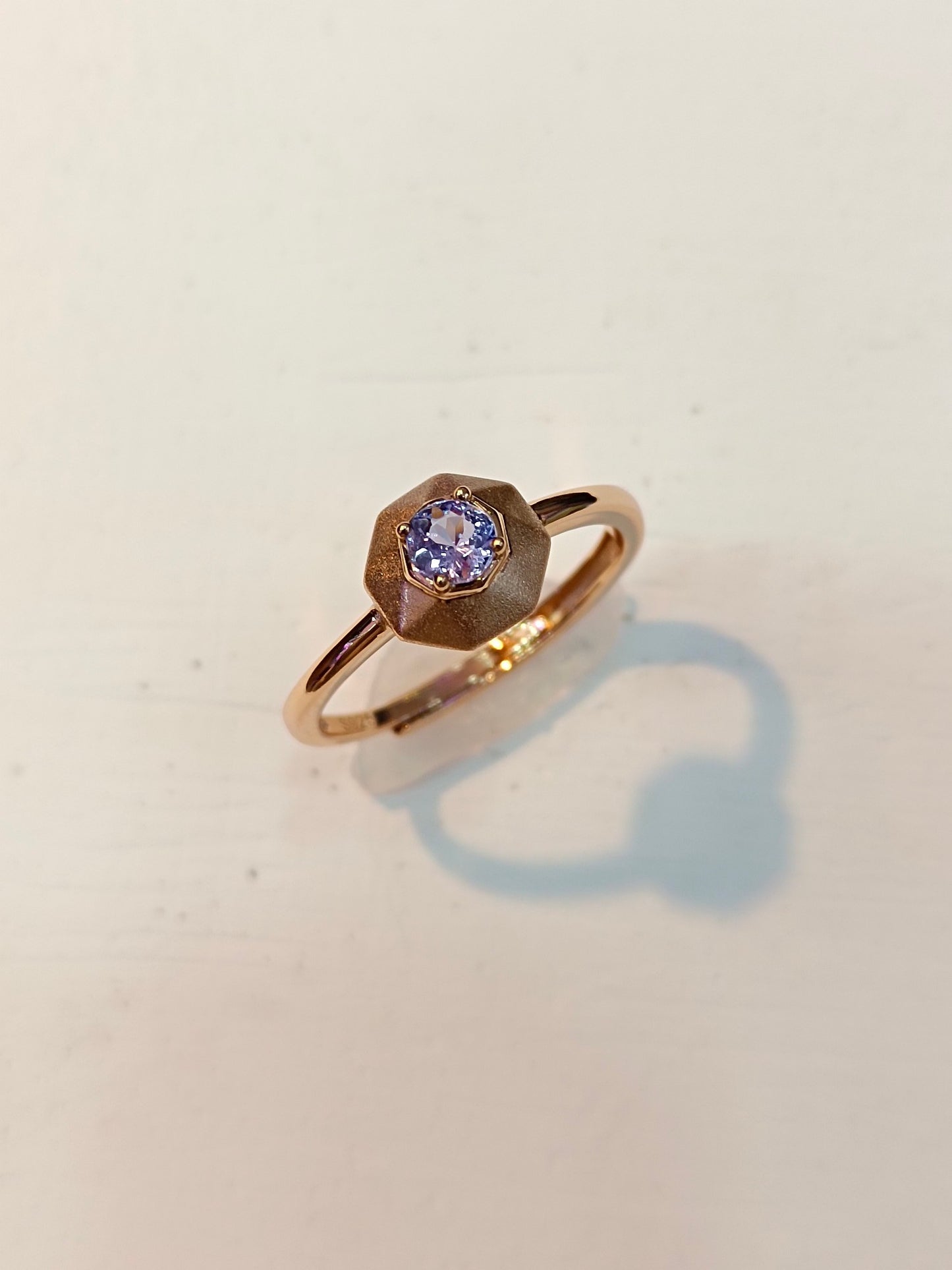 Anello con tanzanite in argento sterling S925 con lavorazione artigianale con incastonatura in oro 18 carati