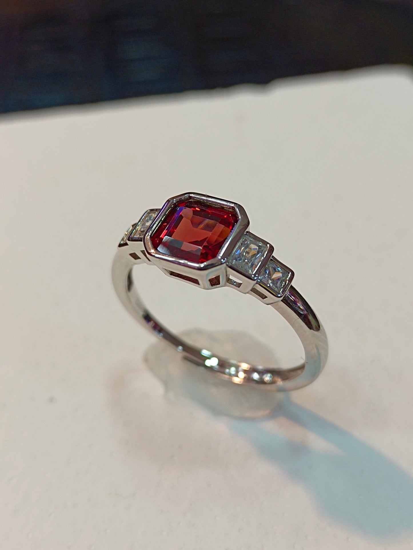 Bague carrée en grenat ornée d'argent sterling S925 - Bijoux minimalistes à la mode