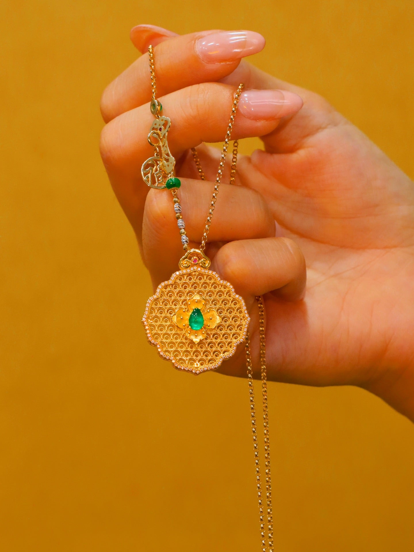 Colgante de filigrana Ruyi con piedra preciosa esmeralda: artesanía de joyería exquisita