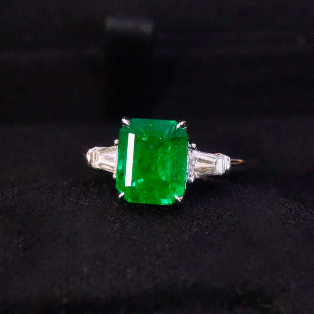Exquisite Three-Stone Natural Emerald Ring - A Must-Have Jewelry