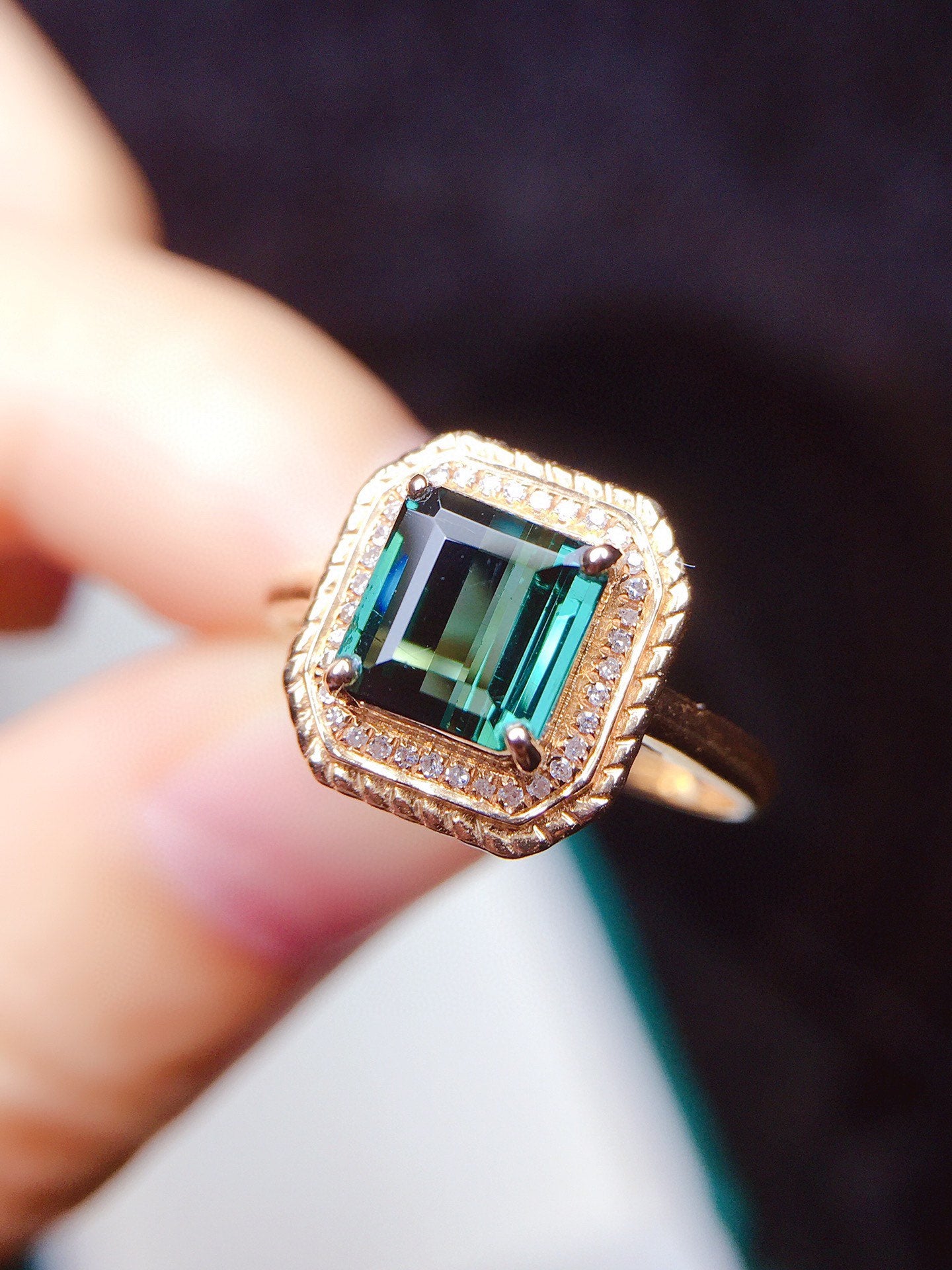 Anillo de Turmalina Natural - Exquisita Joyería de Oro y Diamantes de 18k
