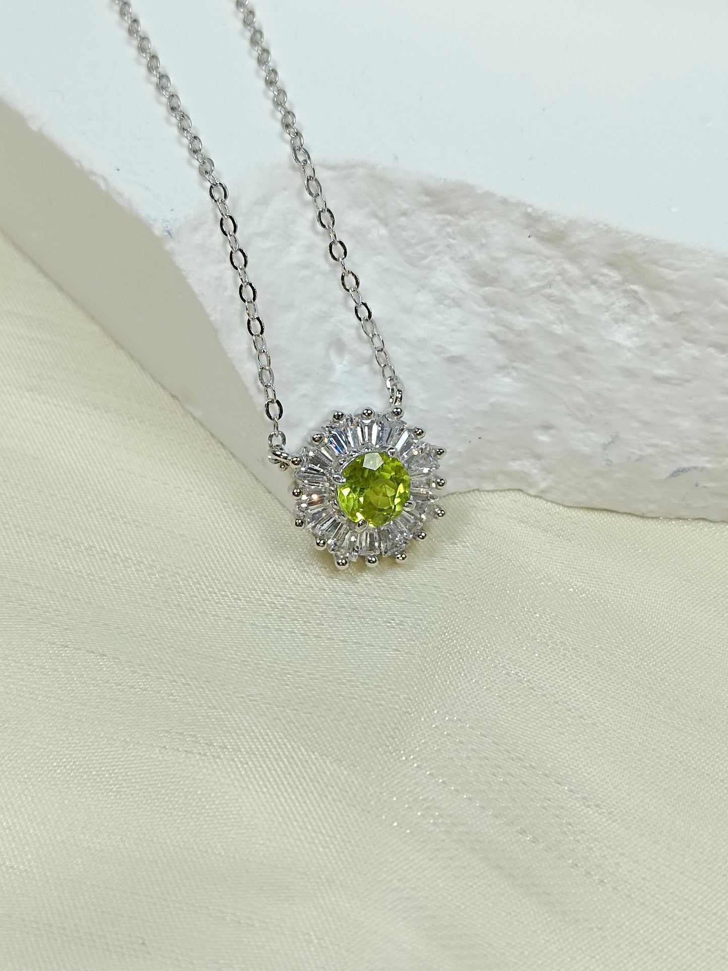 Collana con pendente in argento S925 con peridoto incorporato - Design girasole