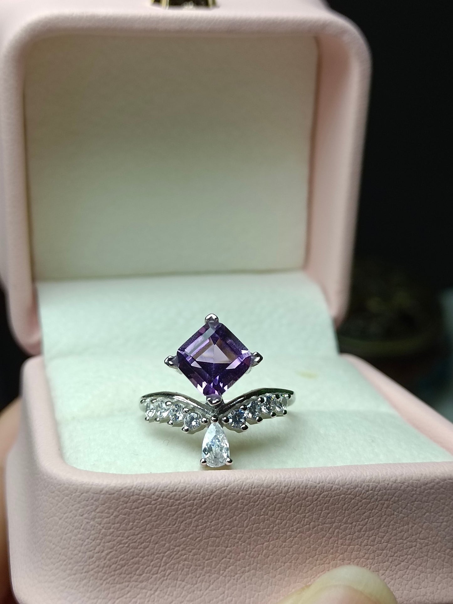 Squisito anello quadrato in cristallo viola naturale - Gioielli di eleganza e romanticismo