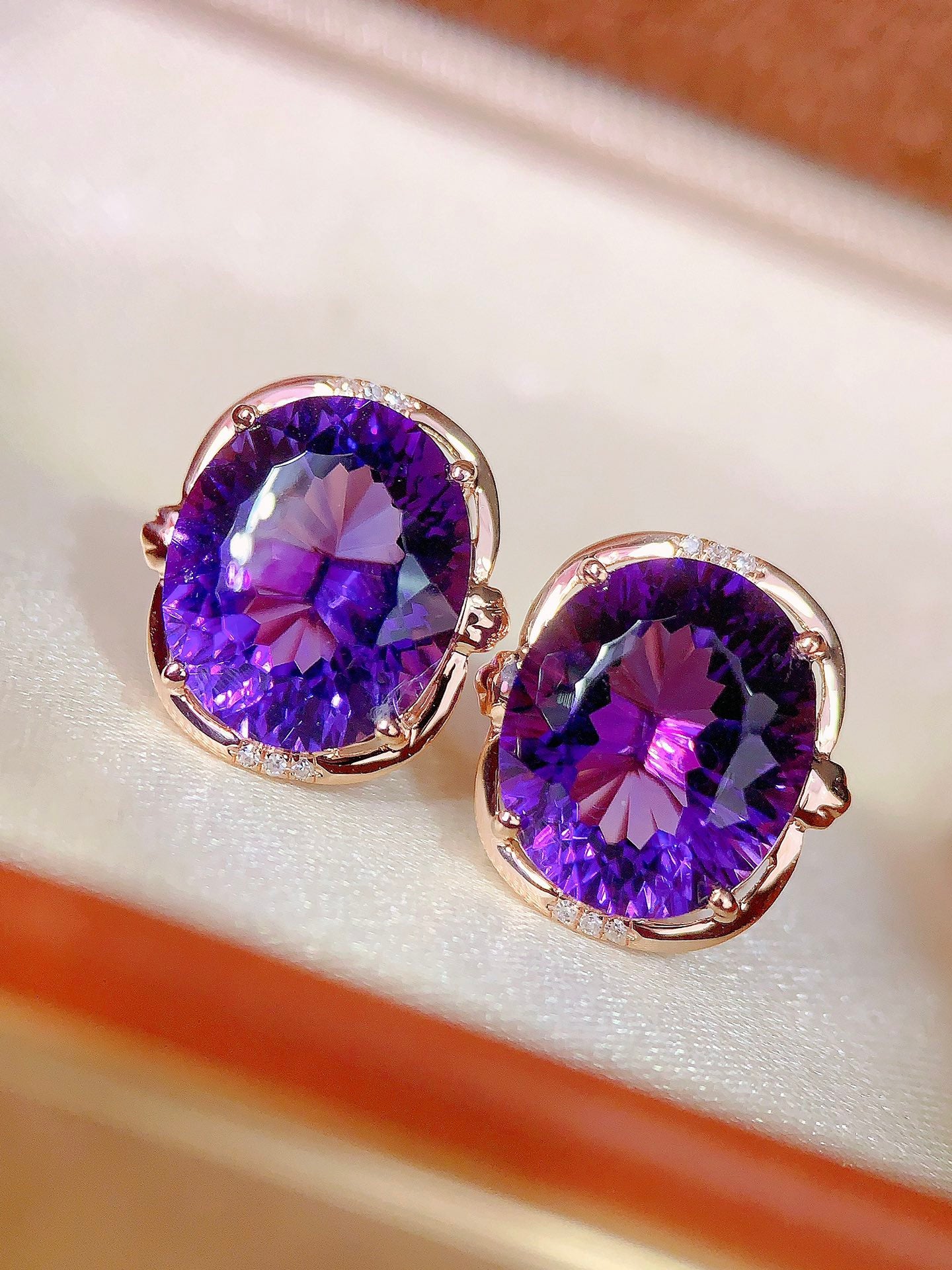 Uusi tulokas: Purppuraiset Aurakorut - Luonnolliset 18K kultaiset violetit kristallikorvakorut