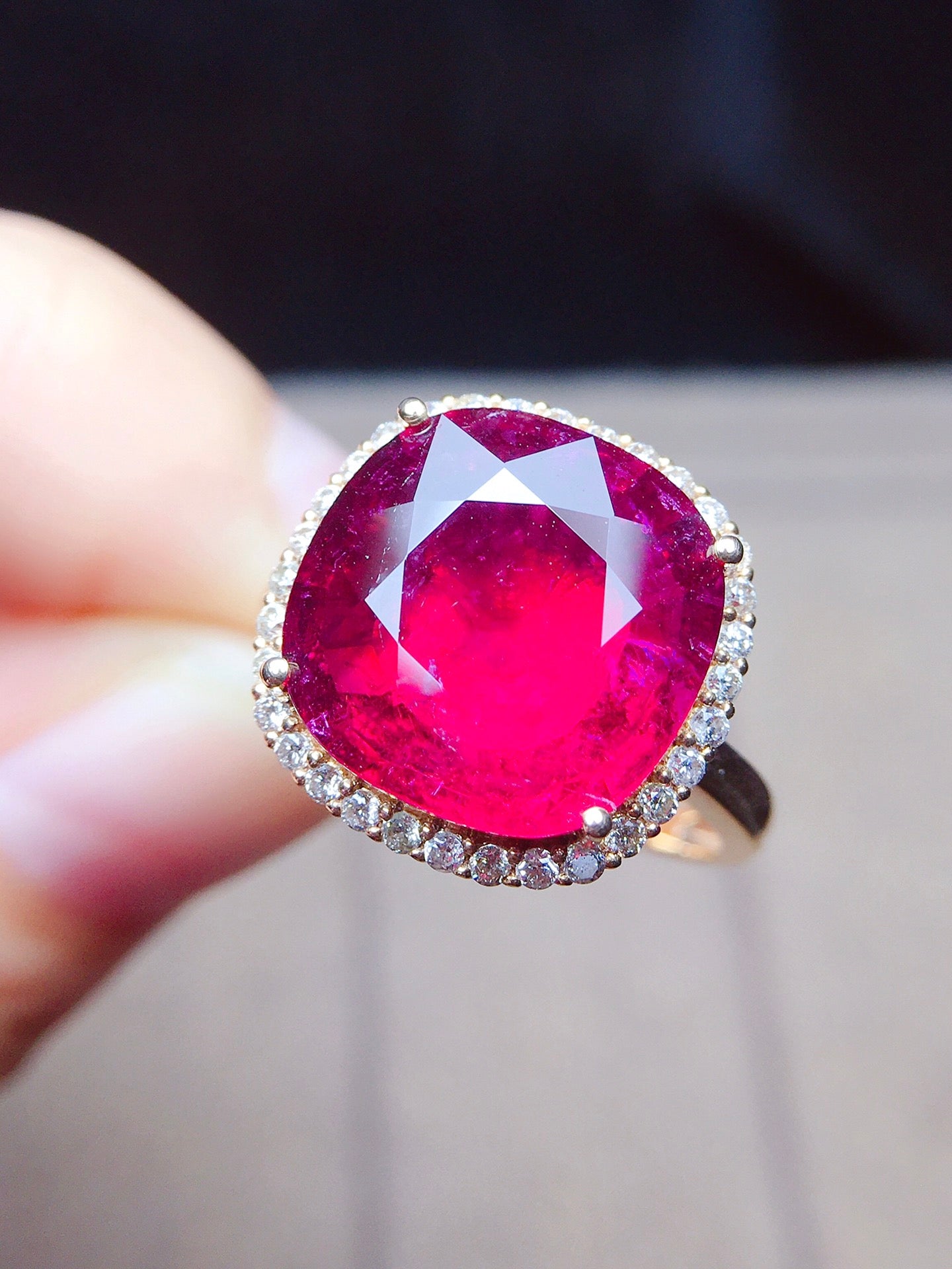 Natürlicher Turmalinring aus 18 Karat Gold mit Diamantakzenten – exquisiter Schmuck