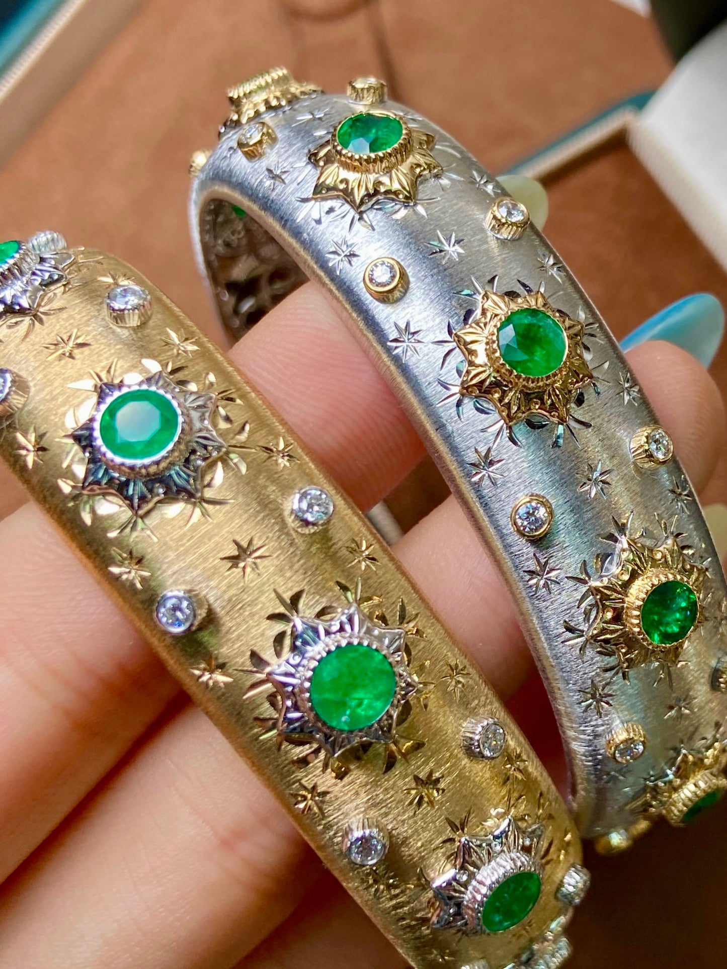Luxuriöses Breitband-Smaragdarmband im Buccellati-Stil – exklusiver Schmuck