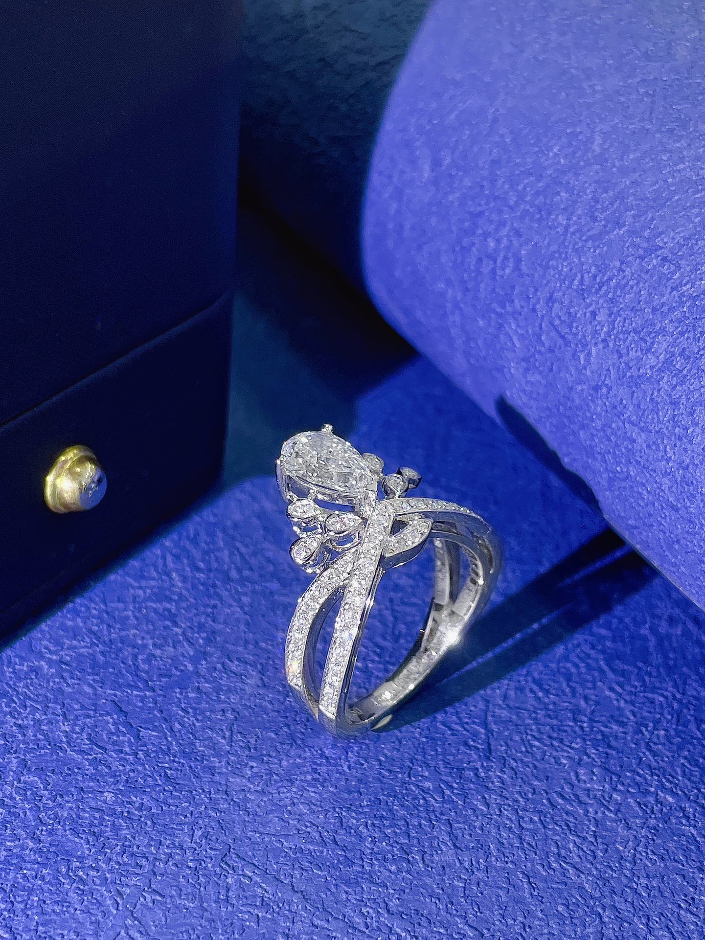 18K Cultured Pearl Crown Ring - et luksuriøst smykke