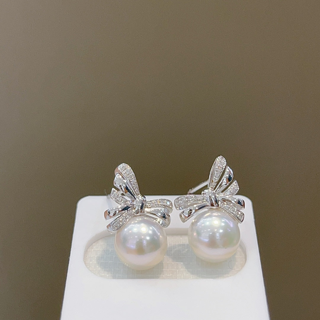 Luxuriöses Schmuckset aus 18 Karat Diamanten und 8–8,5 mm großen Akoya-Perlen